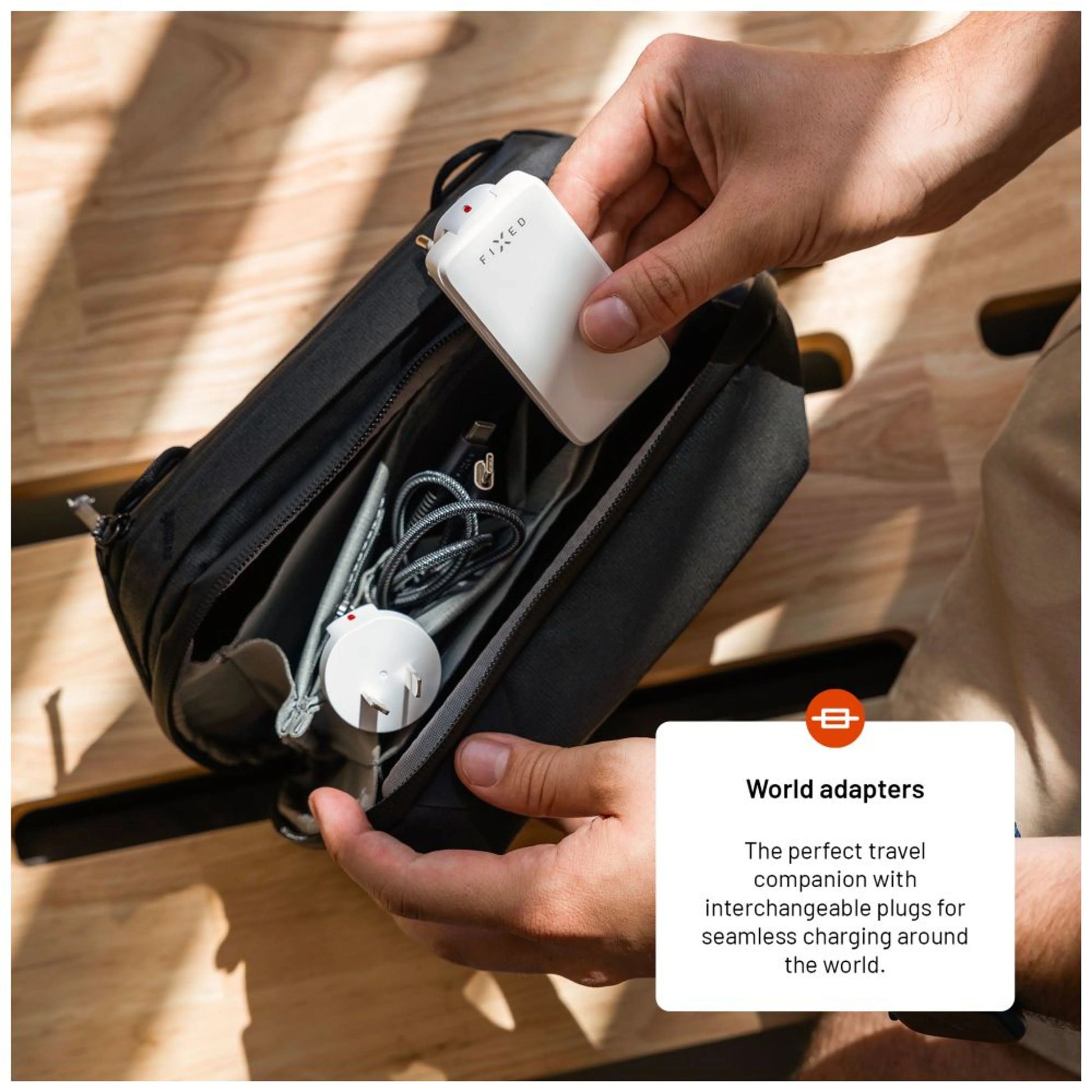 Síťová GaN nabíječka FIXED Slim Traveller s 2x USB-C výstupem s vyměnitelnými adaptéry, 45W, bílá - FIXED