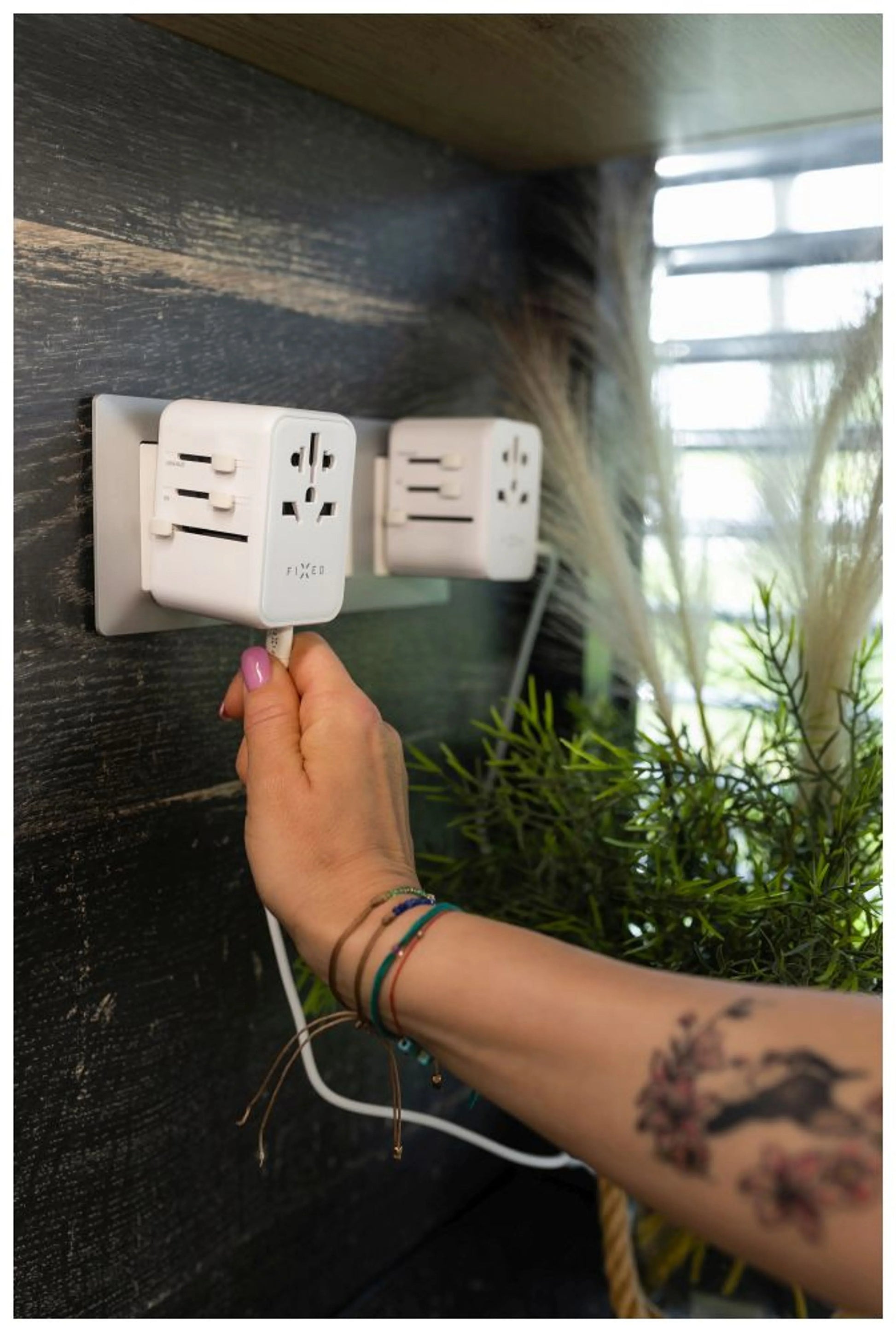 Cestovní adaptér FIXED Voyager 30 W pro EU, UK a USA/AUS, s 1xUSB-C a 2xUSB výstupem, GaN, PD 30W, bílý - FIXED