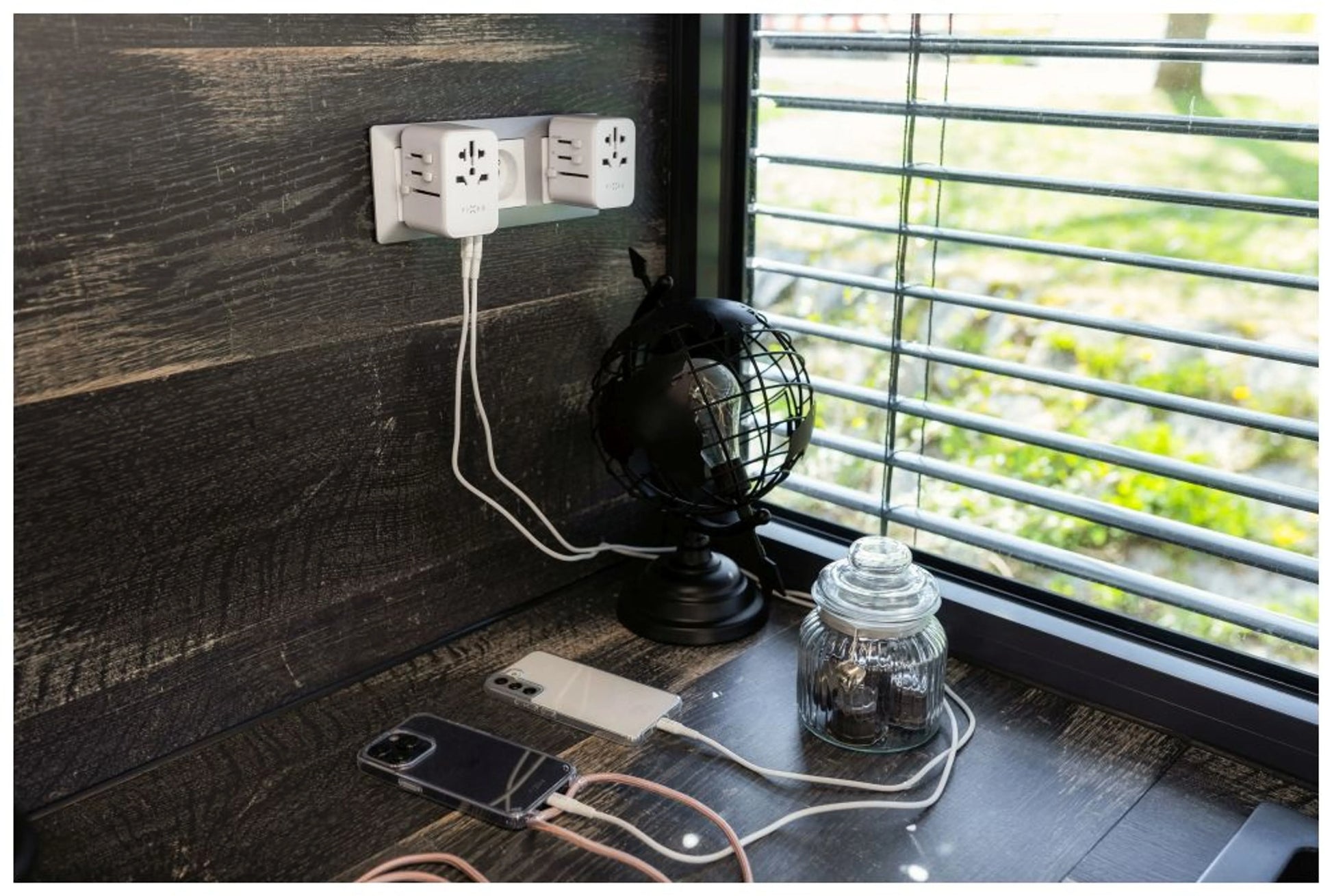 Cestovní adaptér FIXED Voyager 30 W pro EU, UK a USA/AUS, s 1xUSB-C a 2xUSB výstupem, GaN, PD 30W, bílý - FIXED