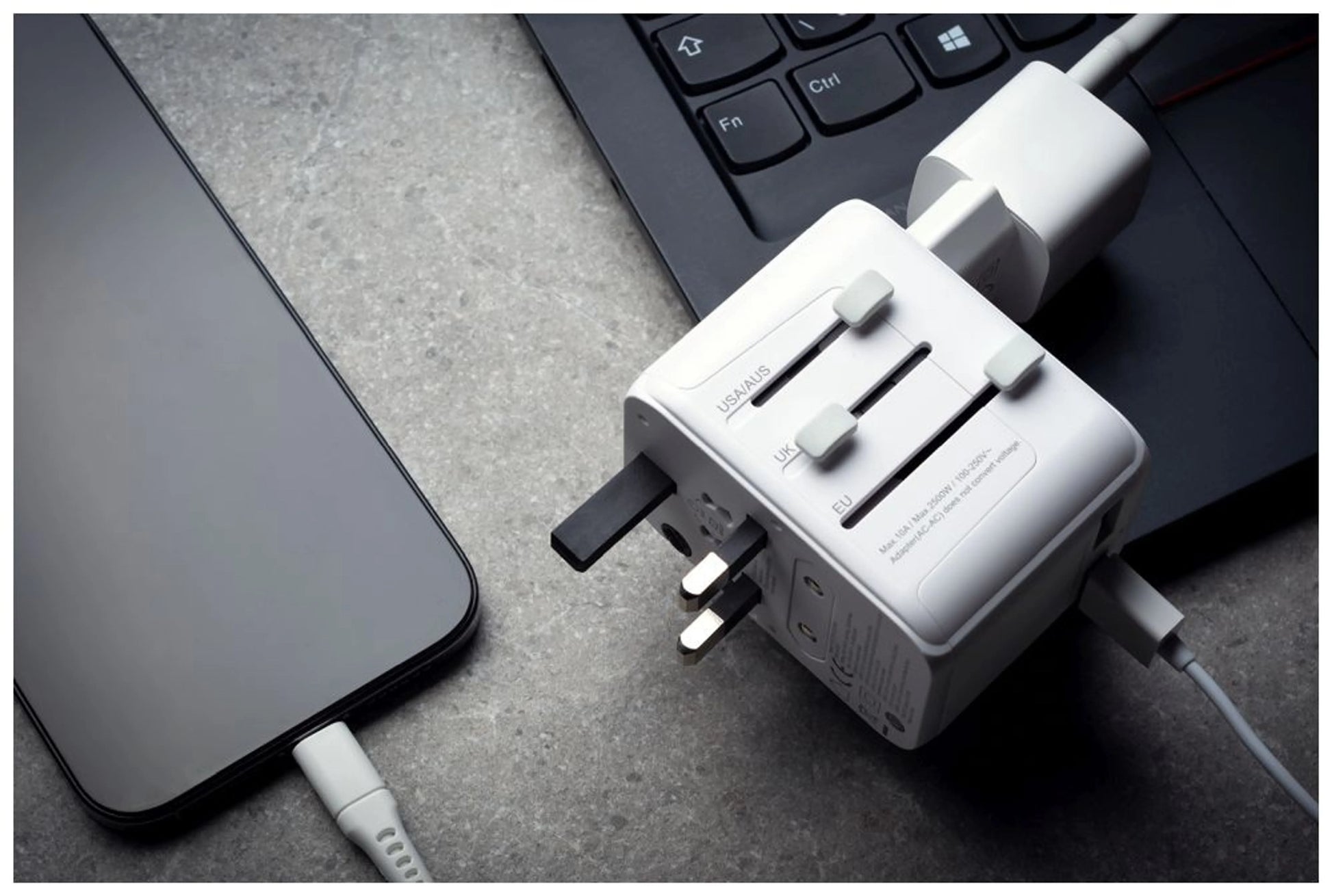Cestovní adaptér FIXED Voyager 30 W pro EU, UK a USA/AUS, s 1xUSB-C a 2xUSB výstupem, GaN, PD 30W, bílý - FIXED