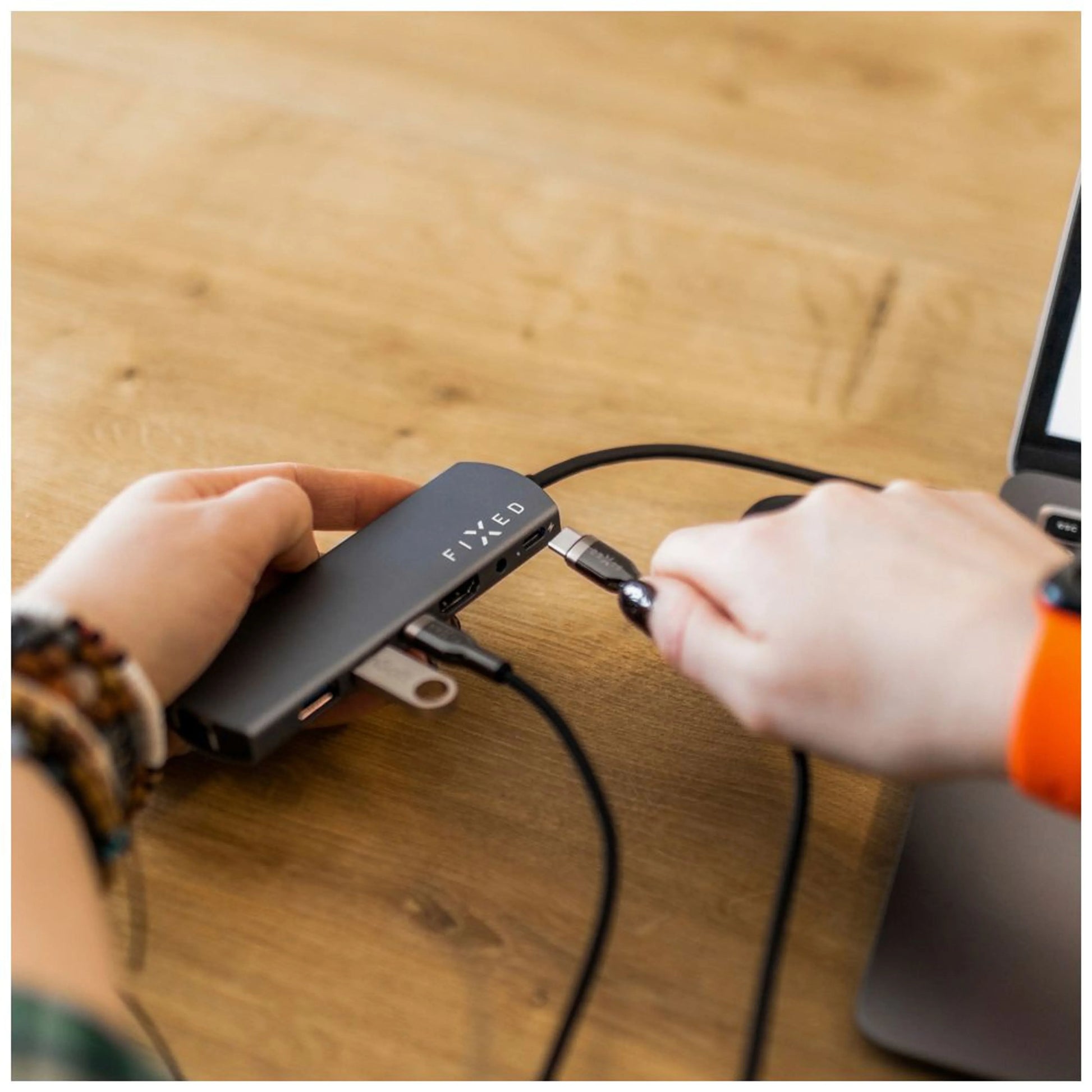 Dlouhý nabíjecí a datový opletený kabel FIXED s konektory USB-C/USB-C a podporou PD, 2m, USB 2.0, 100W, černý - FIXED