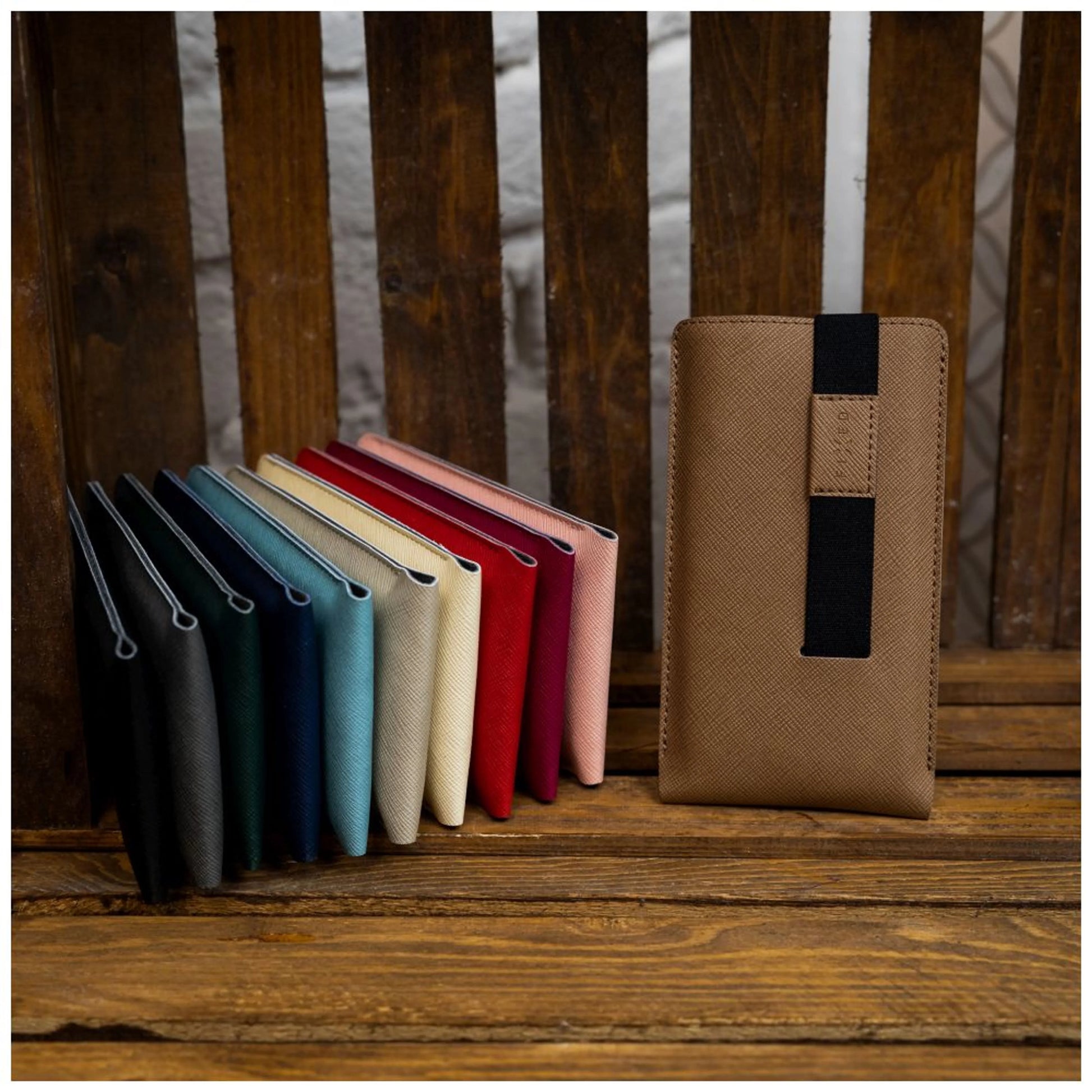 Univerzální pouzdro FIXED Lucca se zavíracím popruhem pro telefony do 6,3", vínové - FIXED