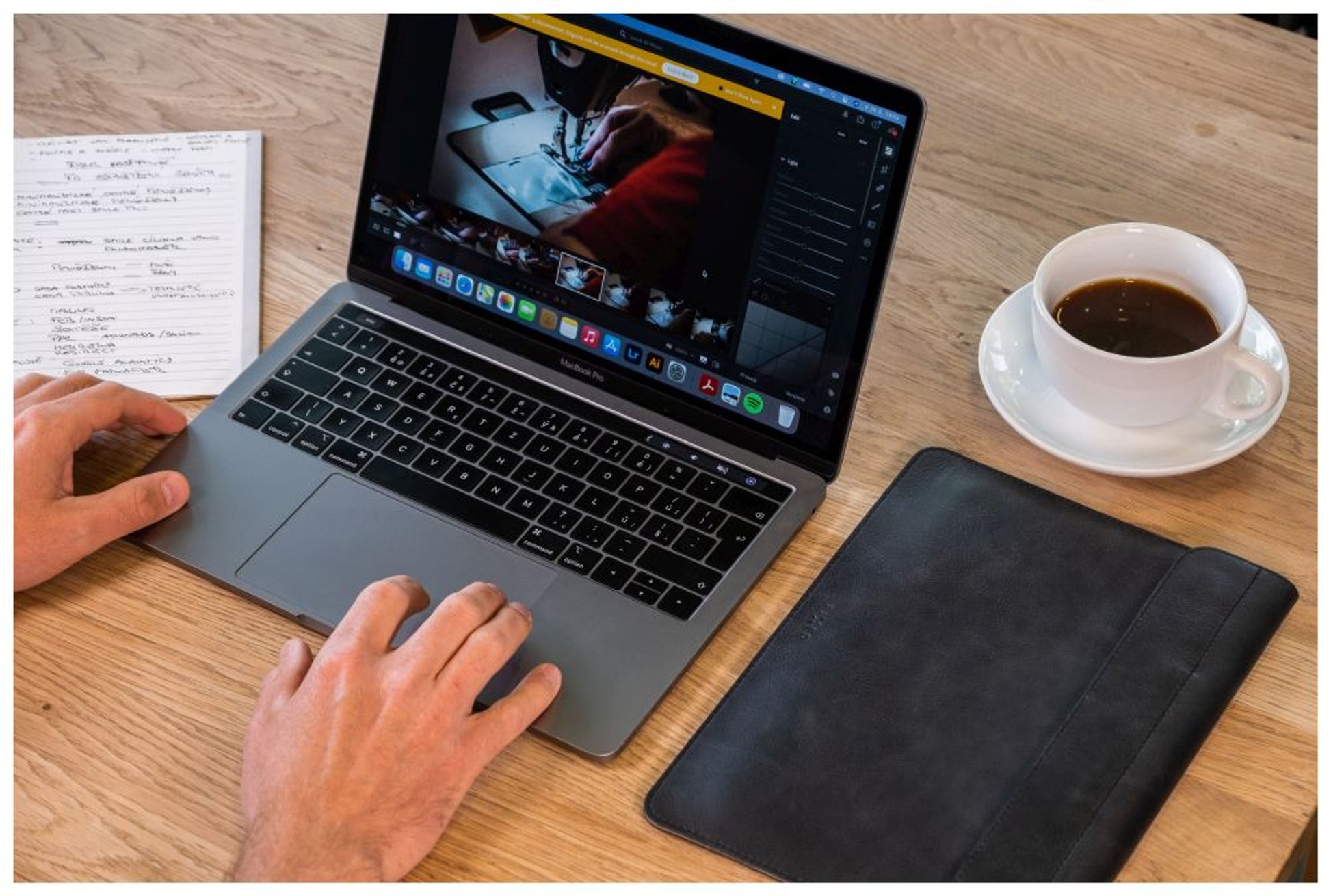Kožené pouzdro FIXED Oxford pro Apple MacBook Air 15,3" (2023/2024/2025), černé - FIXED