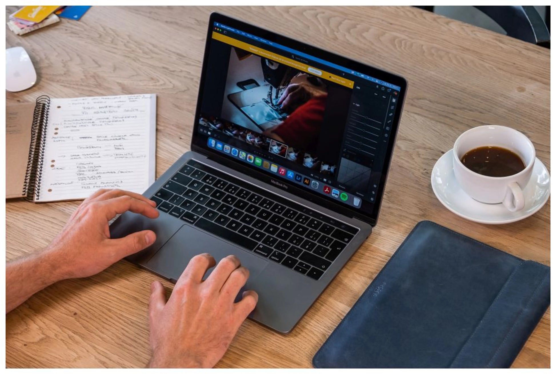 Kožené pouzdro FIXED Oxford pro Apple MacBook Air 15,3" (2023/2024/2025), modré - FIXED