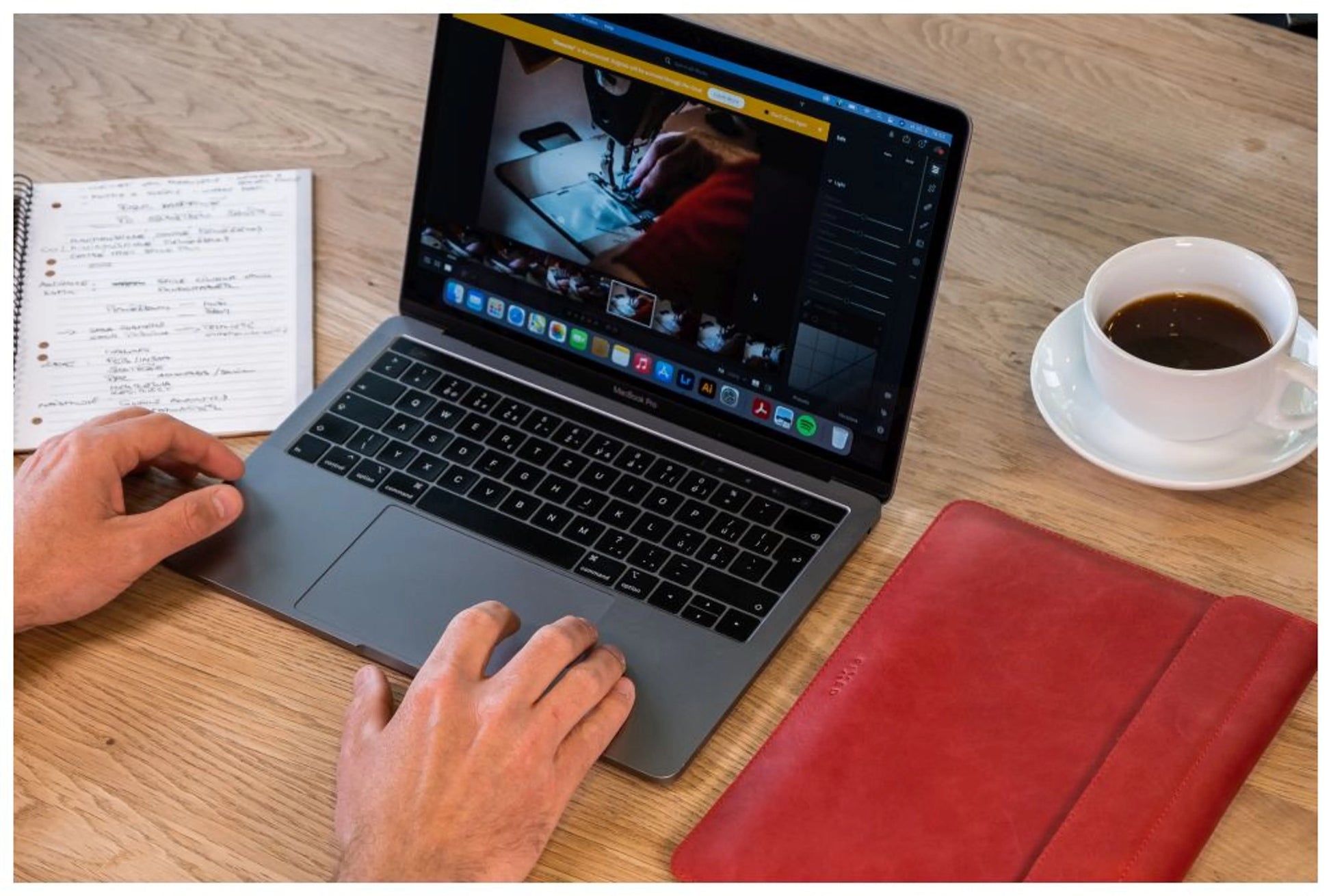 Kožené pouzdro FIXED Oxford pro Apple MacBook Air 15,3" (2023/2024/2025), červené - FIXED