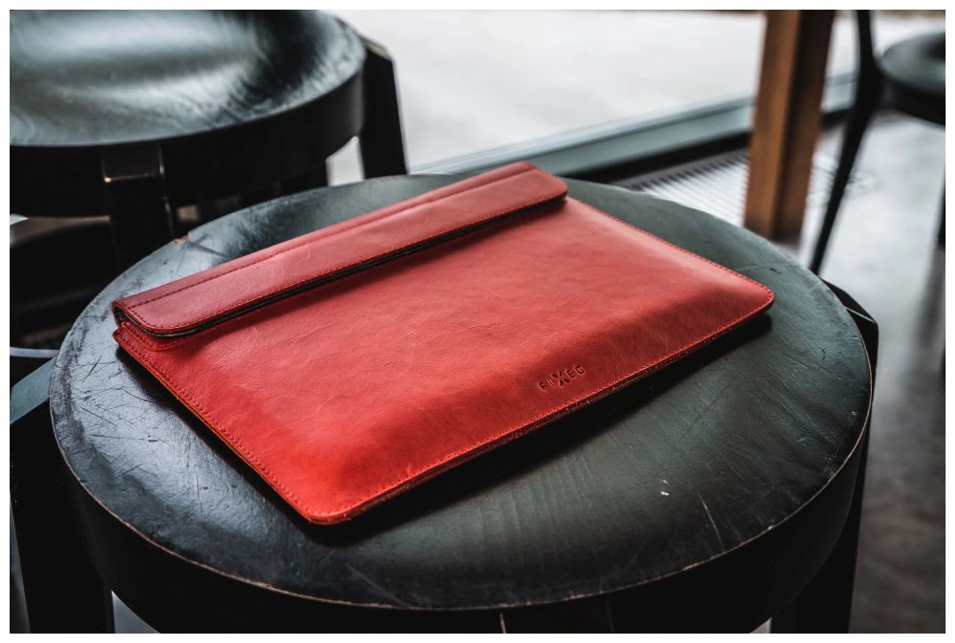 Kožené pouzdro FIXED Oxford pro Apple MacBook Air 15,3" (2023/2024/2025), červené - FIXED