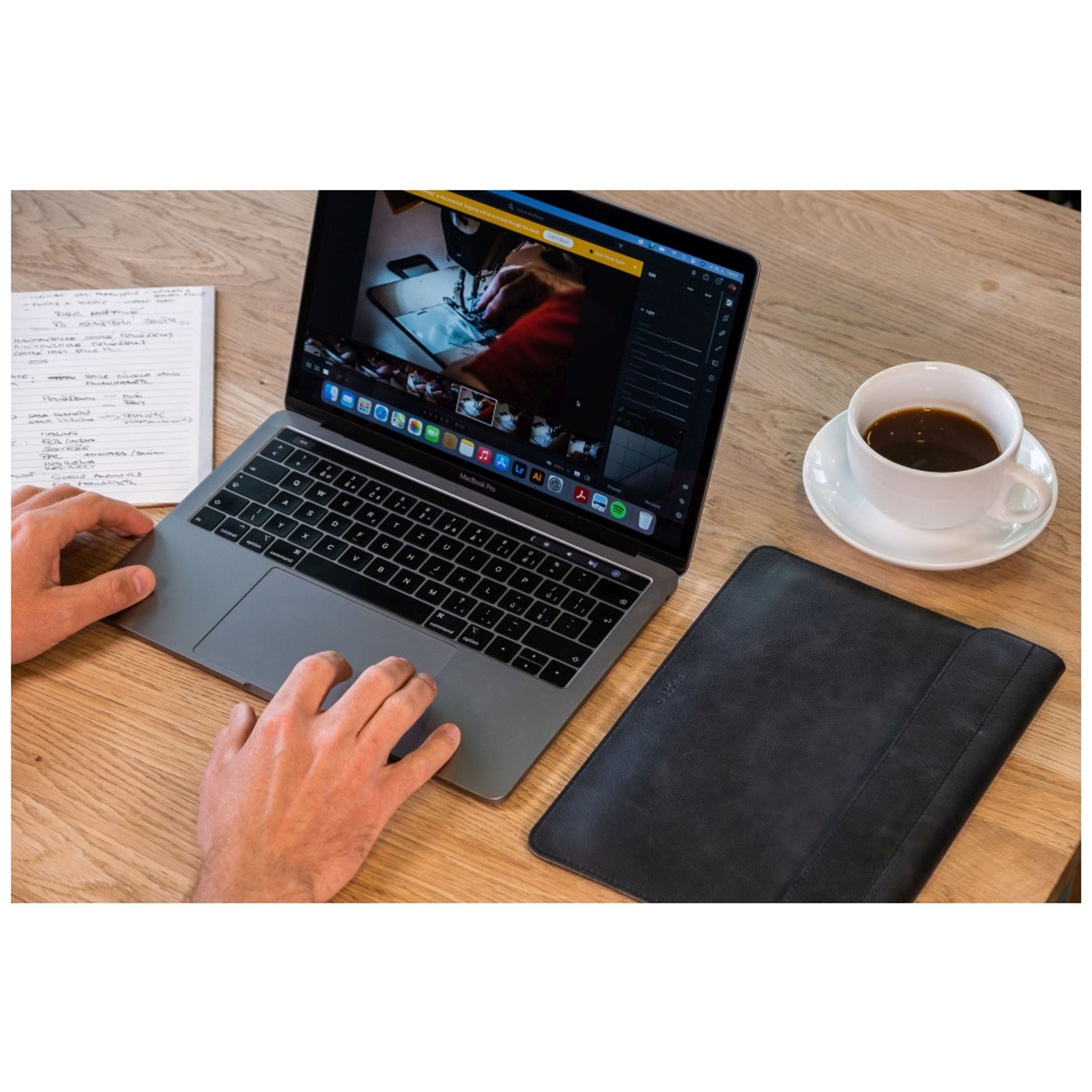 Kožené pouzdro FIXED Oxford pro Apple MacBook Air 13,6" (2022/2024/2025), černé - FIXED