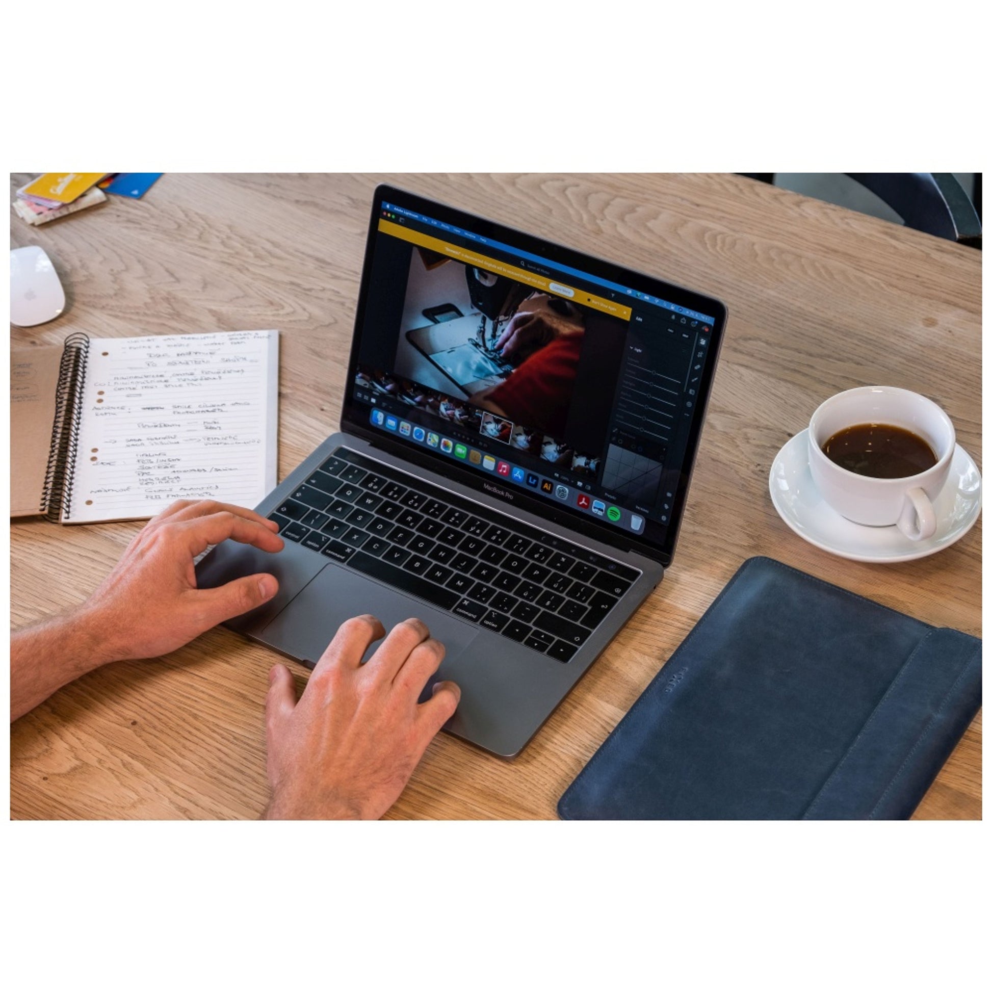Kožené pouzdro FIXED Oxford pro Apple MacBook Air 13,6" (2022/2024/2025), modré - FIXED