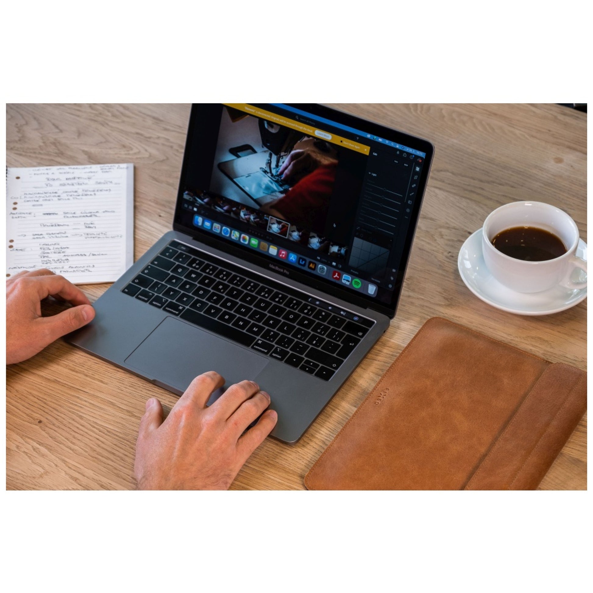 Kožené pouzdro FIXED Oxford pro Apple MacBook Air 13,6" (2022/2024/2025), hnědé - FIXED