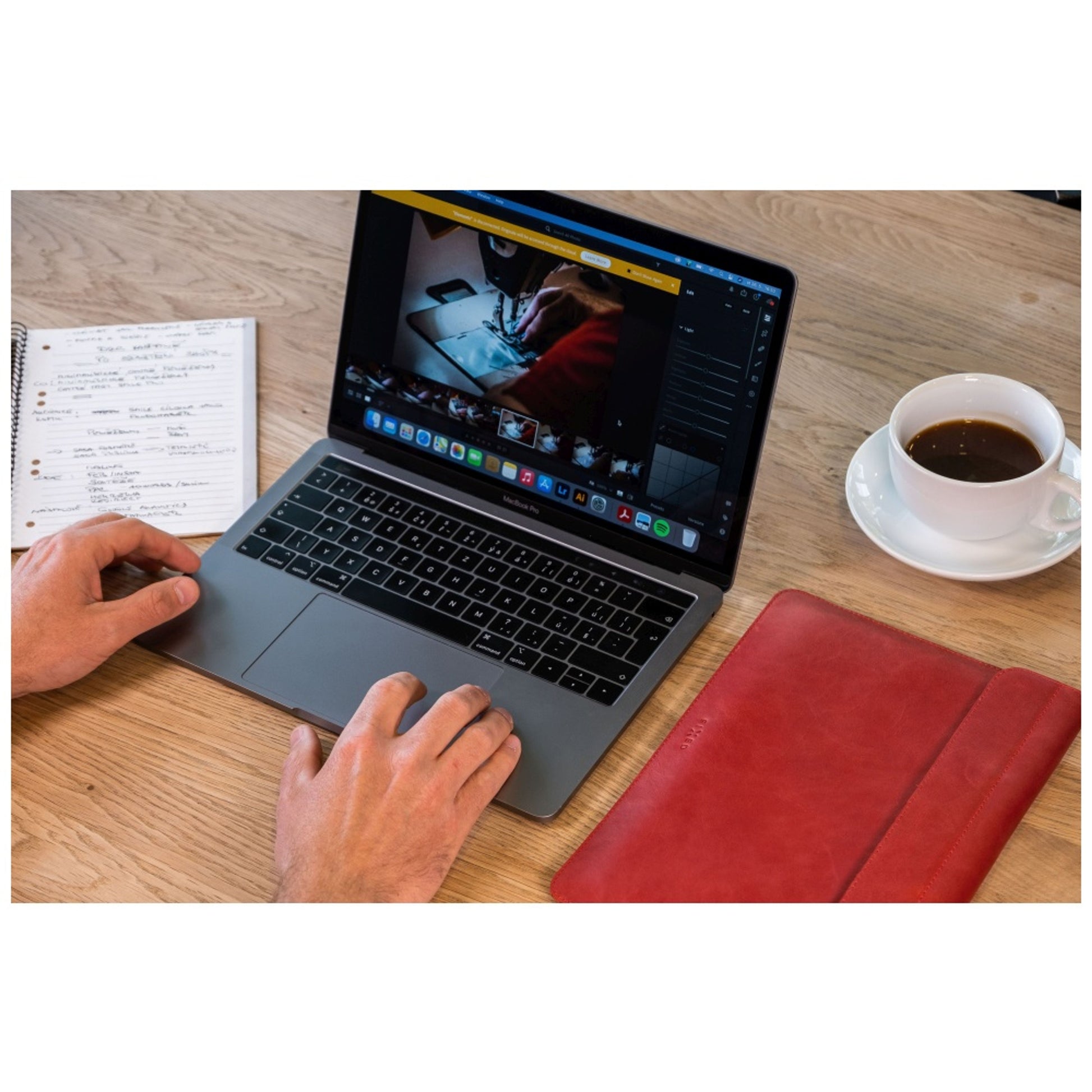 Kožené pouzdro FIXED Oxford pro Apple MacBook Air 13,6" (2022/2024/2025), červené - FIXED