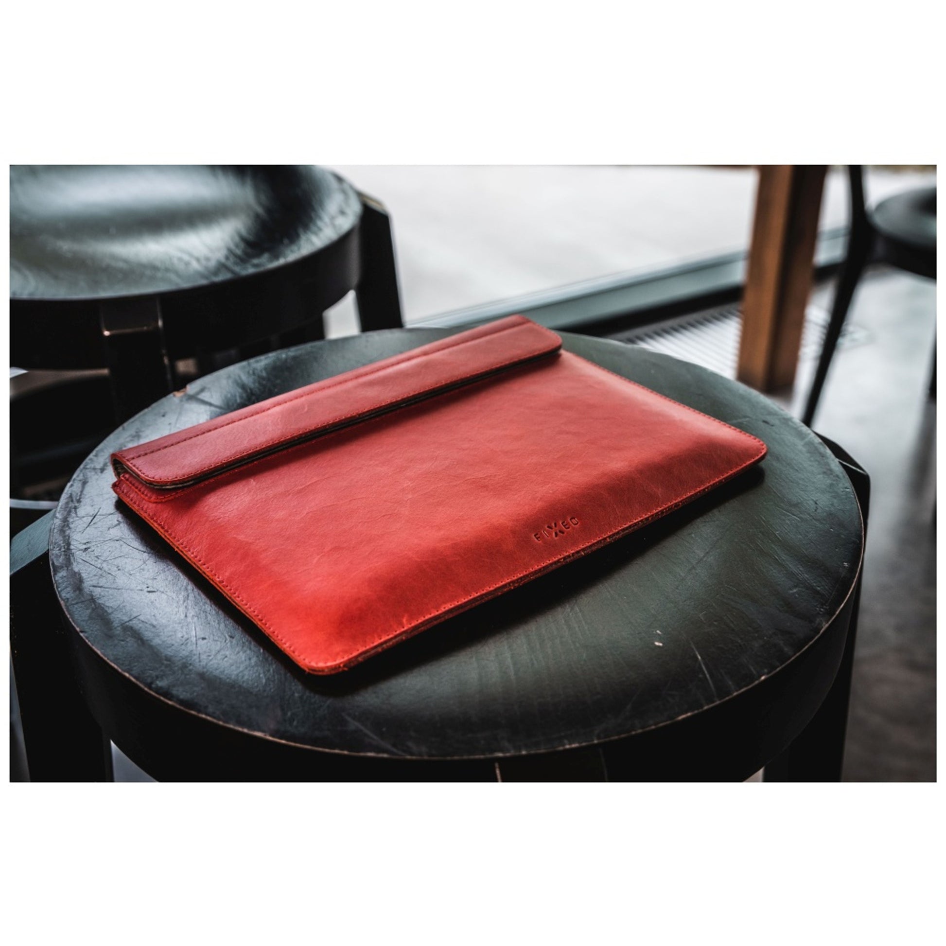 Kožené pouzdro FIXED Oxford pro Apple MacBook Air 13,6" (2022/2024/2025), červené - FIXED