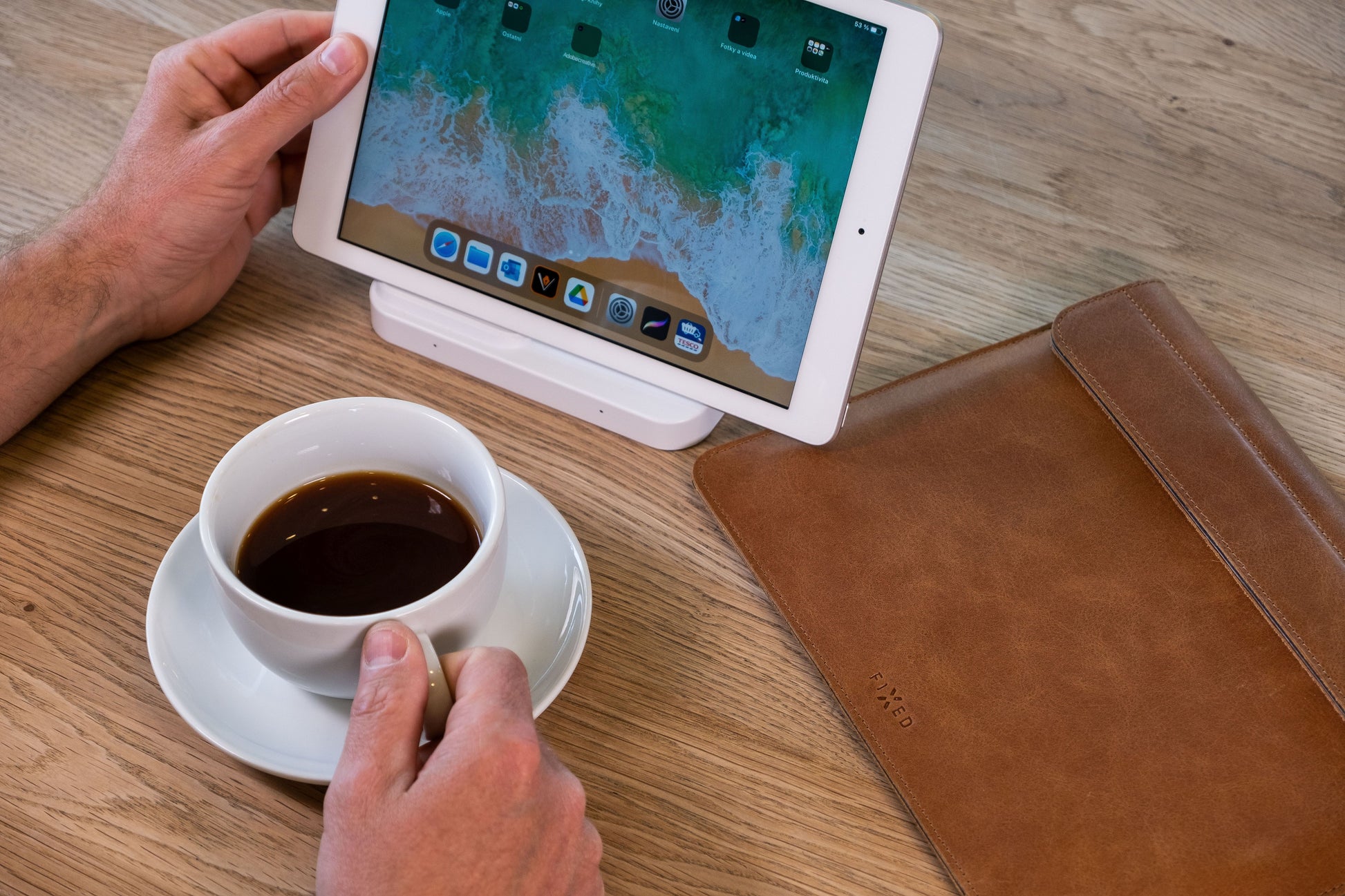 Kožené pouzdro FIXED Oxford pro všechny modely Apple iPad s úhlopříčkou displeje 10-11", hnědé - FIXED