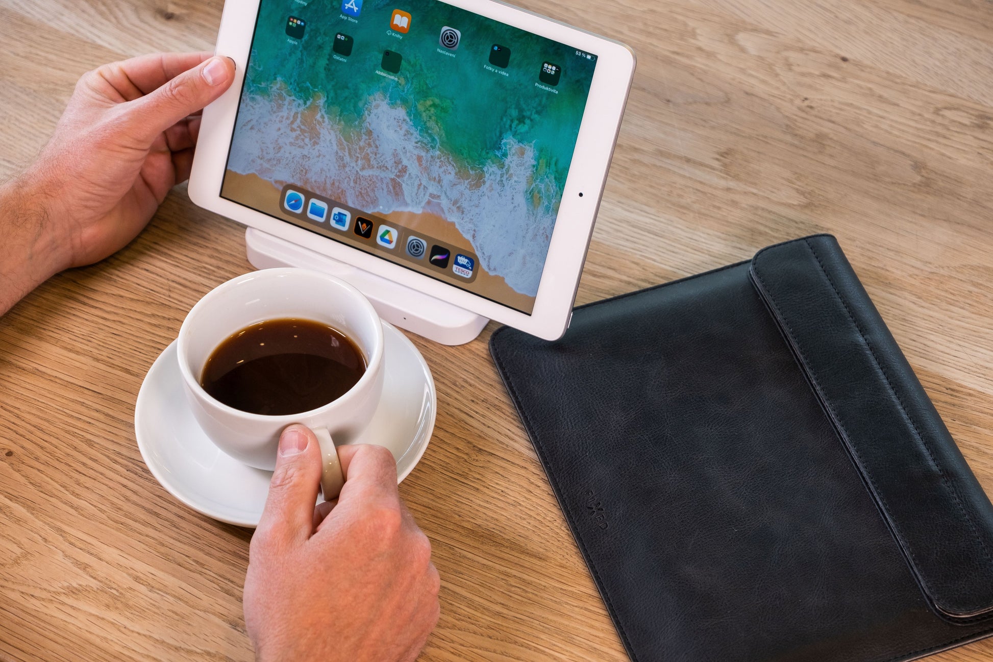Kožené pouzdro FIXED Oxford pro Apple iPad Pro 11" (2018-2022) a iPad Air (2020/2022) s klávesnicí Folio, černé - FIXED