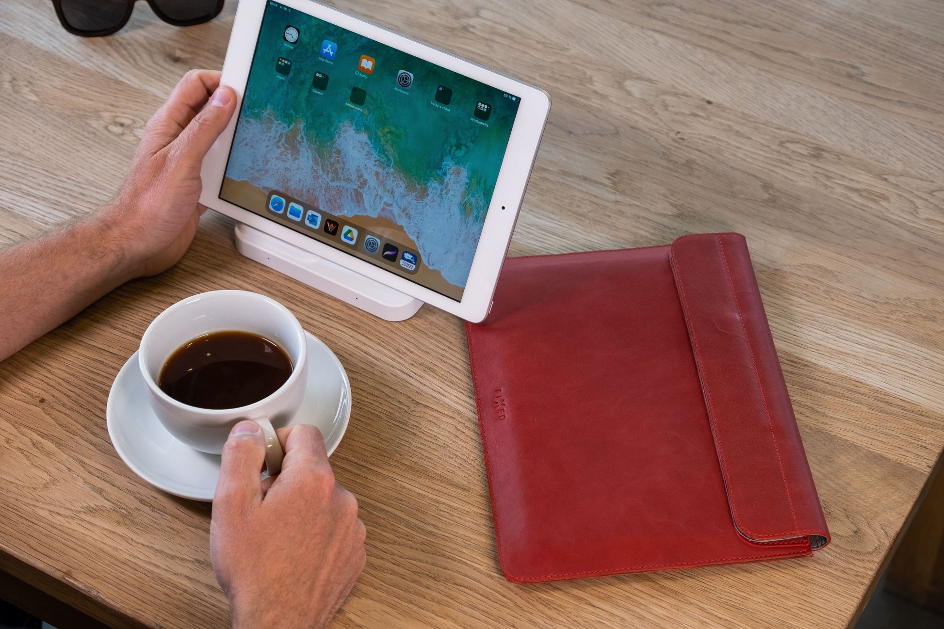 Kožené pouzdro FIXED Oxford pro všechny modely Apple iPad s úhlopříčkou displeje 12,9"-13", červené - FIXED