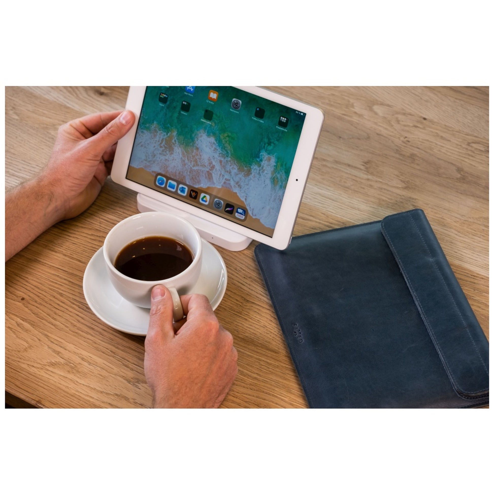 Kožené pouzdro FIXED Oxford pro všechny modely Apple iPad s úhlopříčkou displeje 12,9"-13" s klávesnicí, modré - FIXED