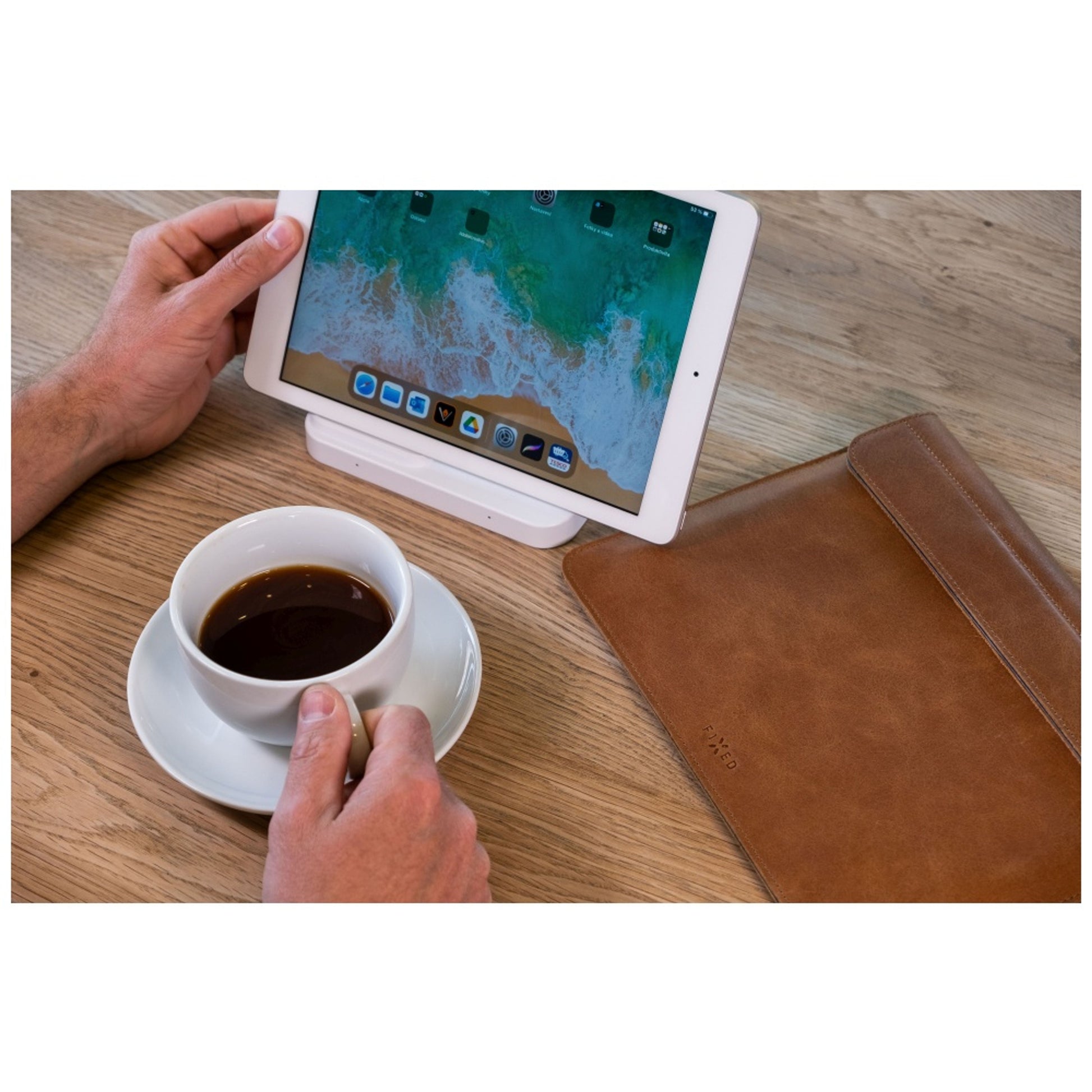 Kožené pouzdro FIXED Oxford pro všechny modely Apple iPad s úhlopříčkou displeje 12,9"-13" s klávesnicí, hnědé - FIXED