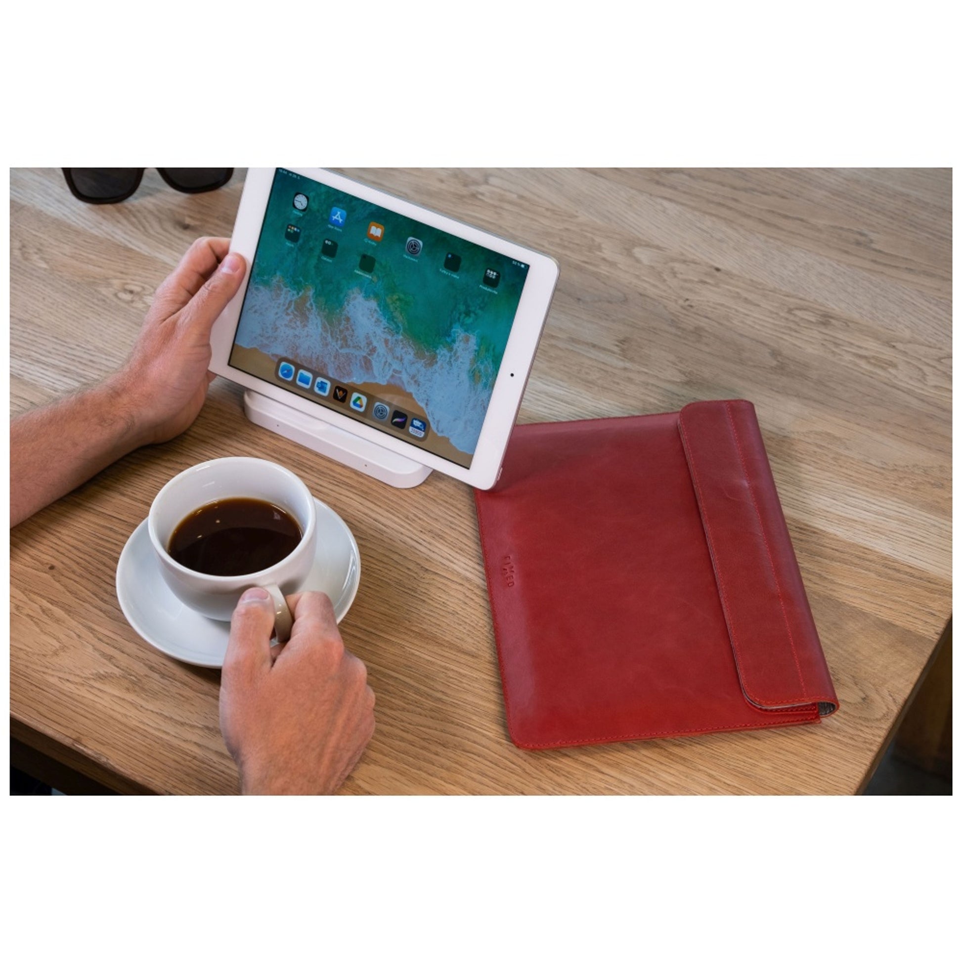Kožené pouzdro FIXED Oxford pro všechny modely Apple iPad s úhlopříčkou displeje 12,9"-13" s klávesnicí, červené - FIXED
