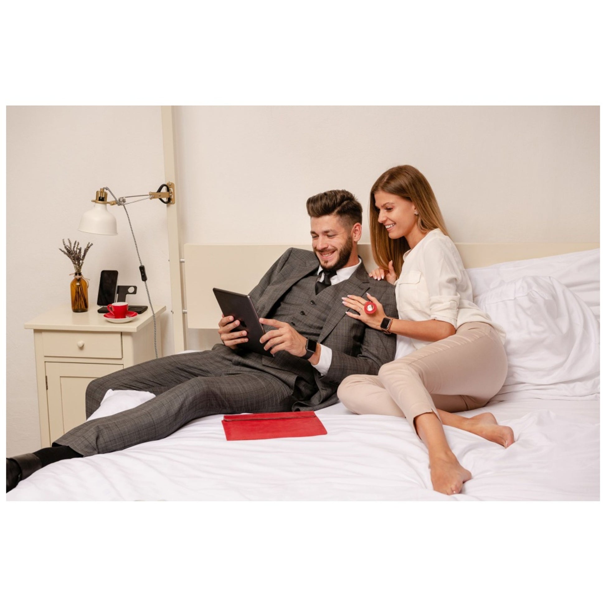 Kožené pouzdro FIXED Oxford pro všechny modely Apple iPad s úhlopříčkou displeje 12,9"-13" s klávesnicí, červené - FIXED