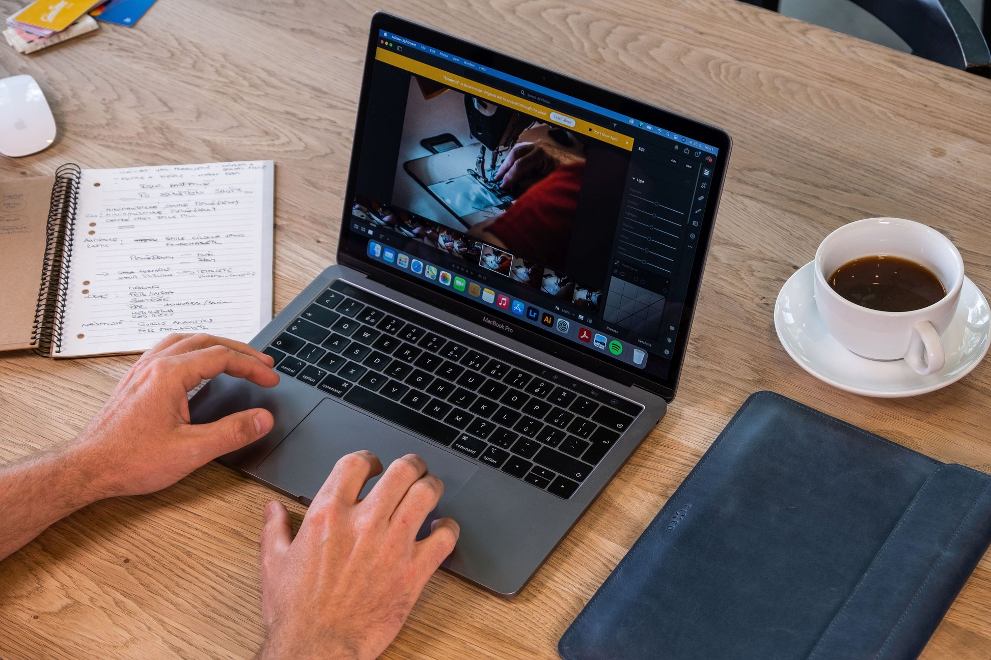 Kožené pouzdro FIXED Oxford pro Apple MacBook Pro 14" (2021/2023/2024), modré - FIXED