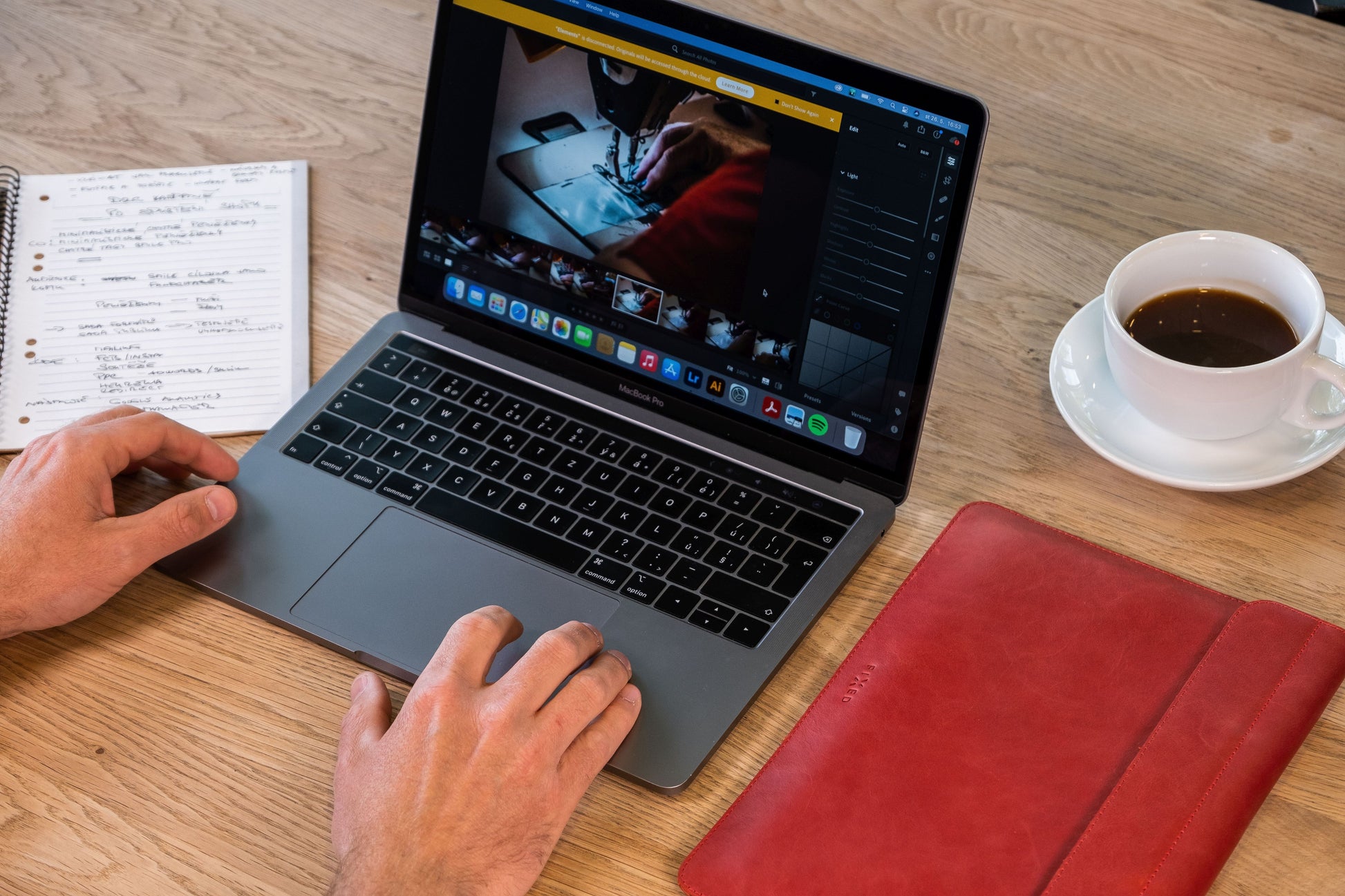 Kožené pouzdro FIXED Oxford pro Apple MacBook Pro 15" (2016 a novější), červené - FIXED