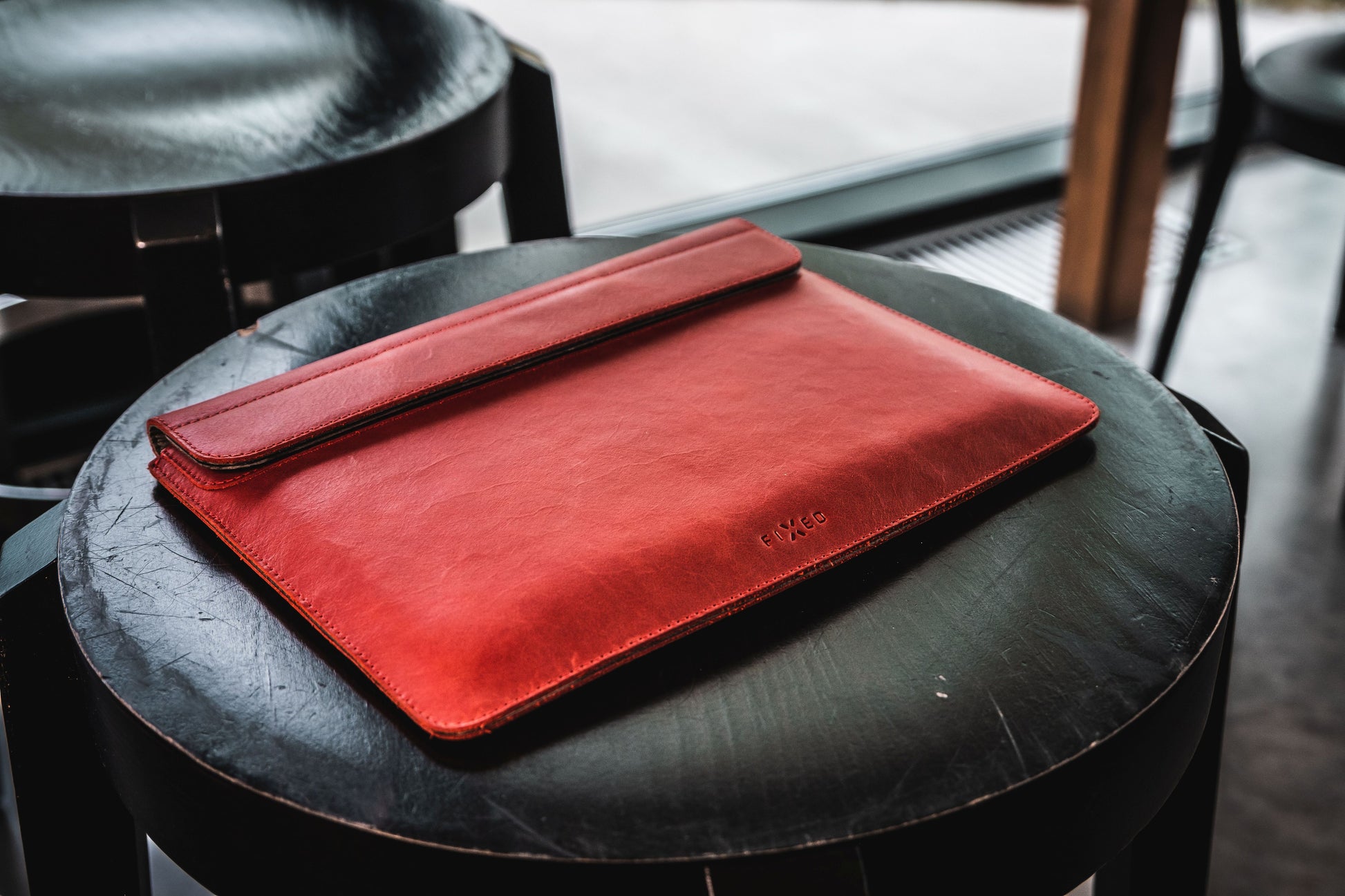 Kožené pouzdro FIXED Oxford pro Apple MacBook Pro 15" (2016 a novější), červené - FIXED