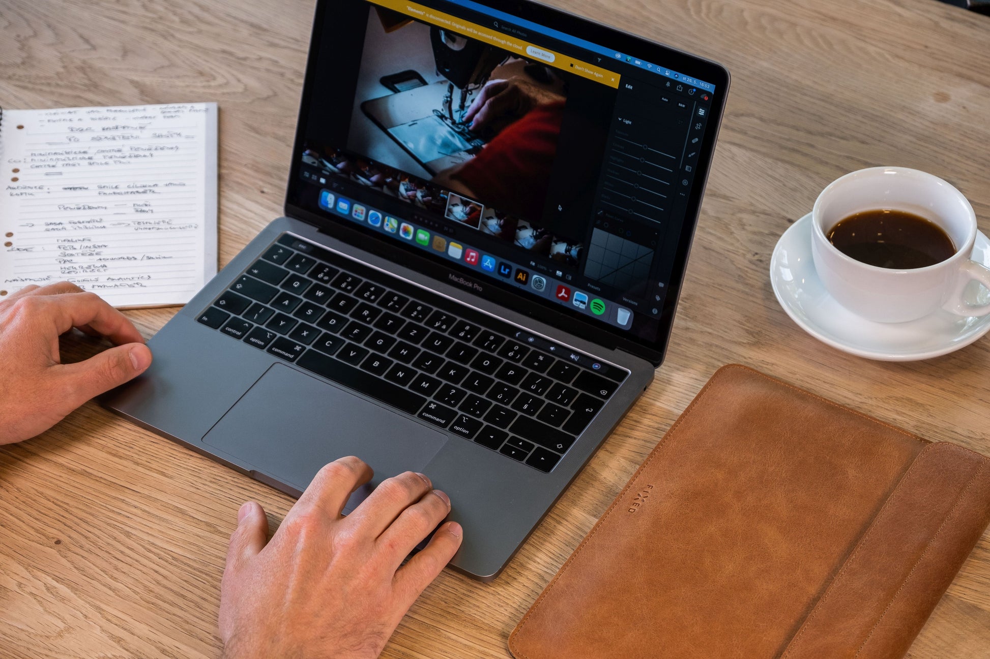 Kožené pouzdro FIXED Oxford pro Apple MacBook Pro 16" (2019 a novější), hnědé - FIXED