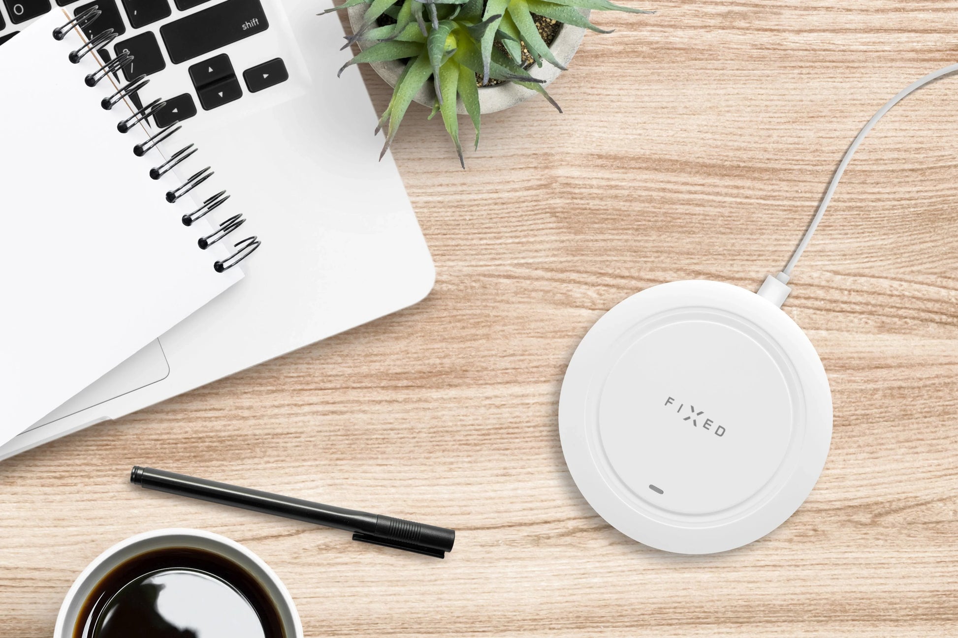 Podložka pro rychlé bezdrátové nabíjení telefonu FIXED Pad, 10W, bílá - FIXED