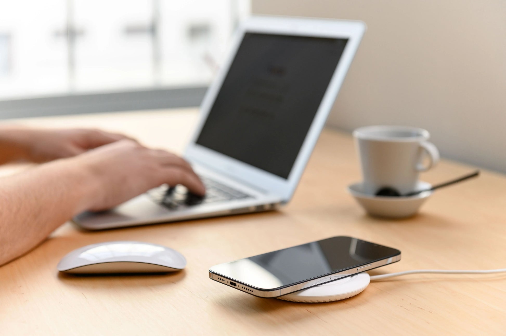 Podložka pro rychlé bezdrátové nabíjení telefonu FIXED Pad, 10W, bílá - FIXED