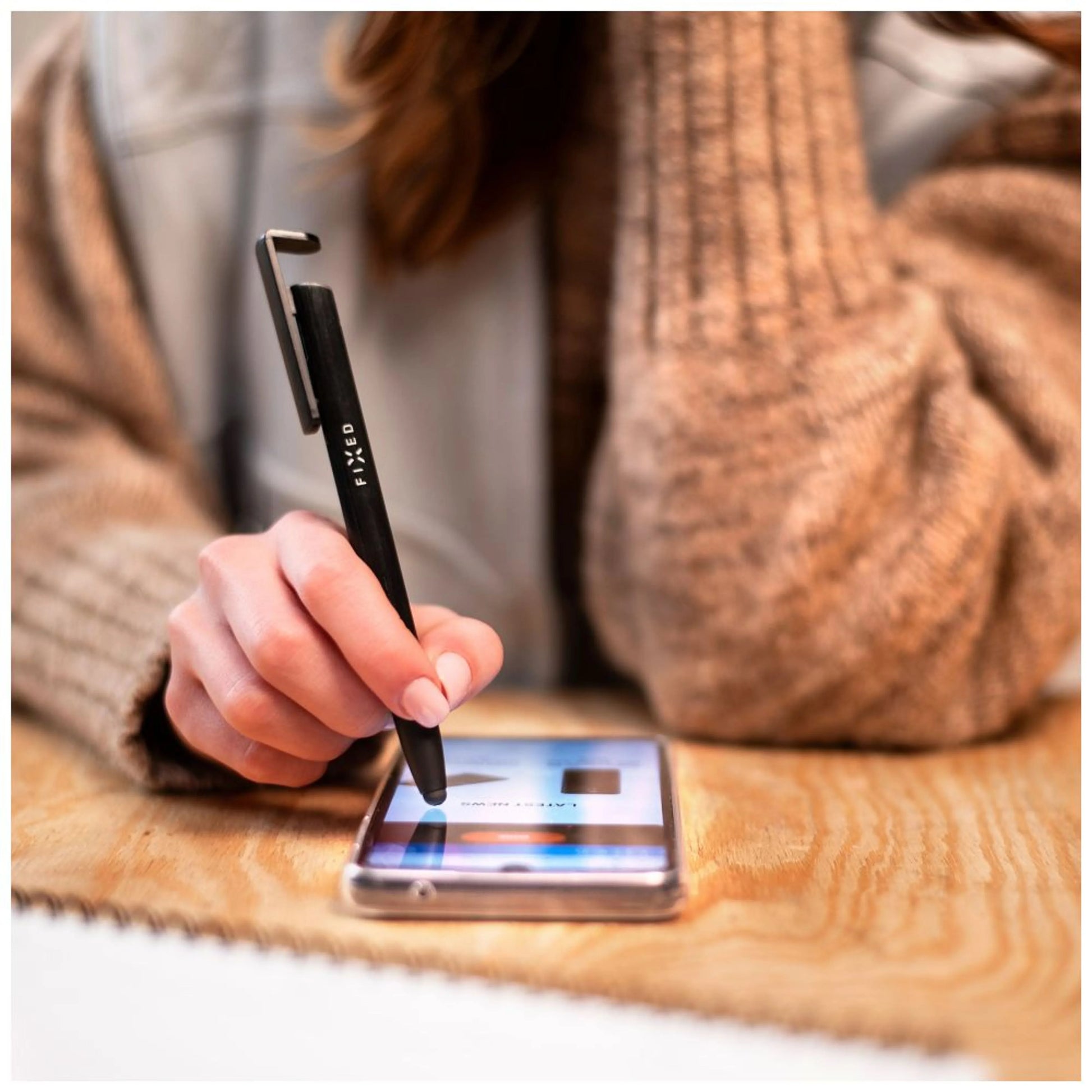 Propiska 3v1 se stylusem a stojánkem FIXED Pen, antibakteriální povrch, bílé - FIXED