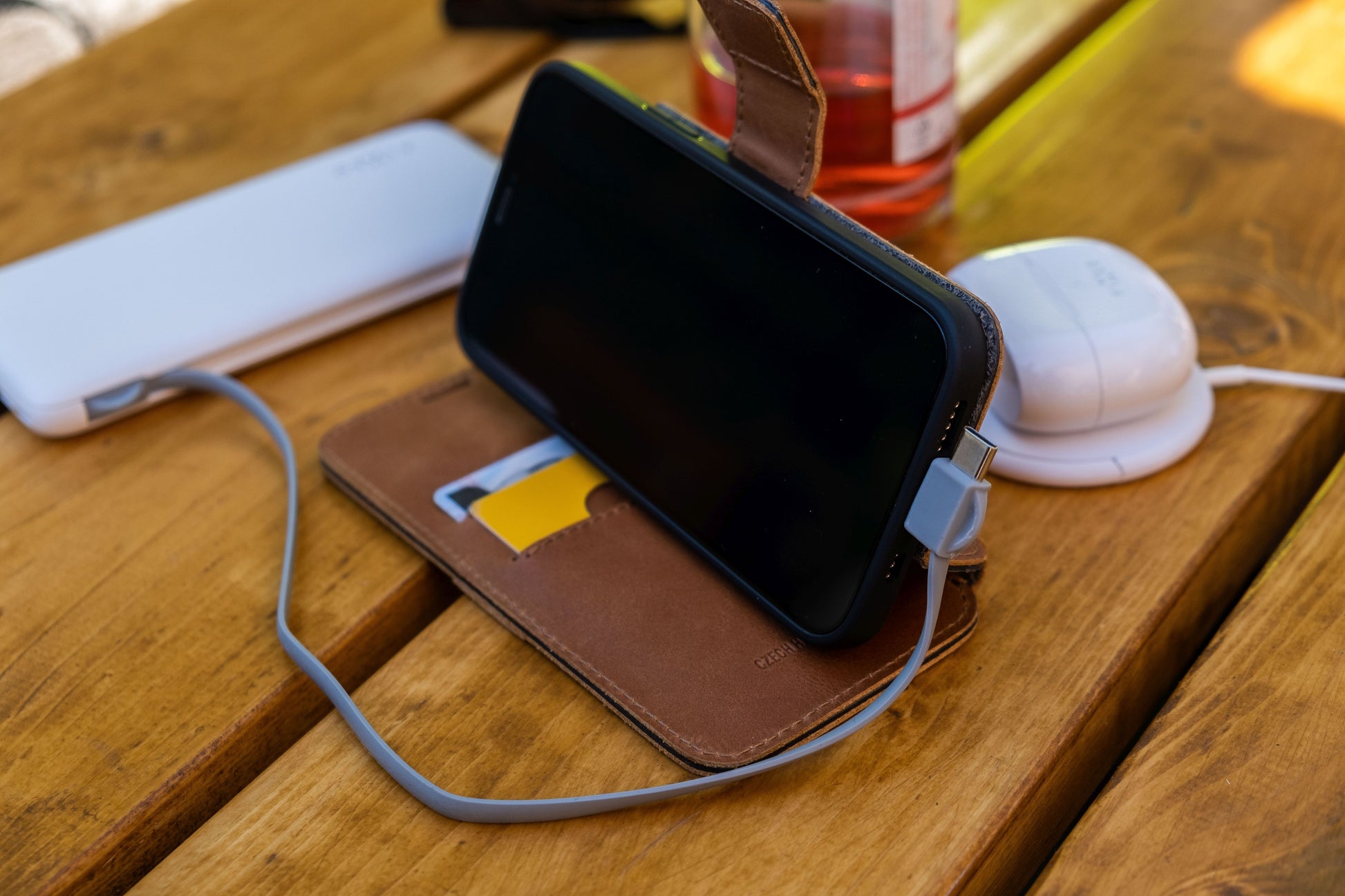 Kožené pouzdro typu kniha FIXED ProFit pro Apple iPhone 7/8/SE (2020/2022), hnědé - FIXED