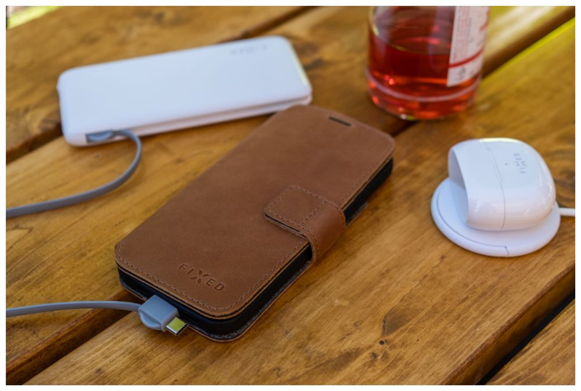 Kožené pouzdro typu kniha FIXED ProFit pro Apple iPhone 16 Pro Max, hnědé - FIXED