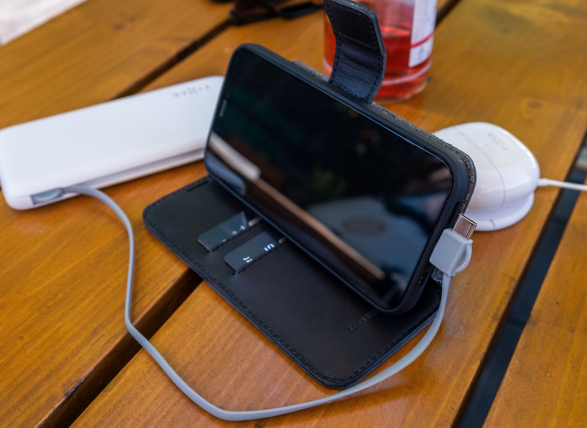 Kožené pouzdro typu kniha FIXED ProFit pro Apple iPhone 12/12 Pro, černé - FIXED