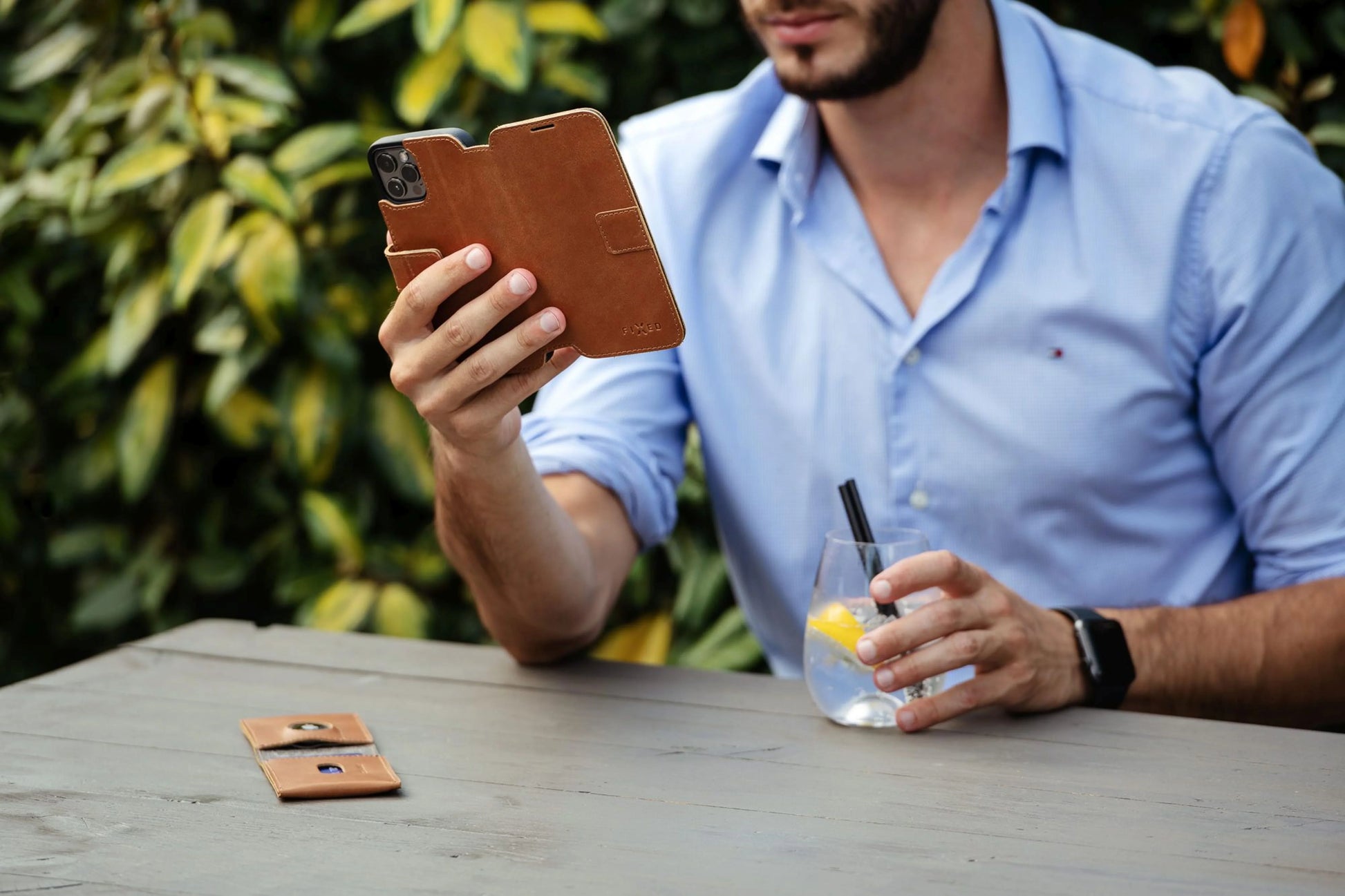 Kožené pouzdro typu kniha FIXED ProFit pro Apple iPhone 13, hnědé - FIXED