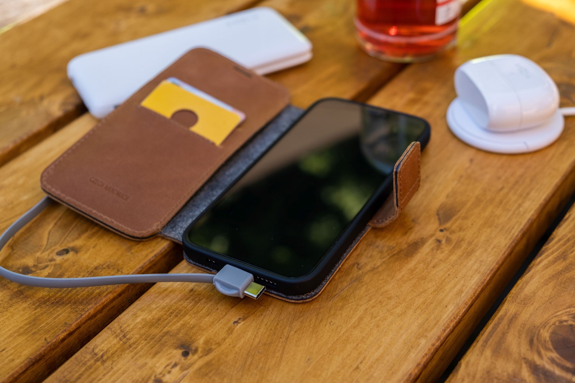 Kožené pouzdro typu kniha FIXED ProFit pro Apple iPhone 13 Pro Max, hnědé - FIXED