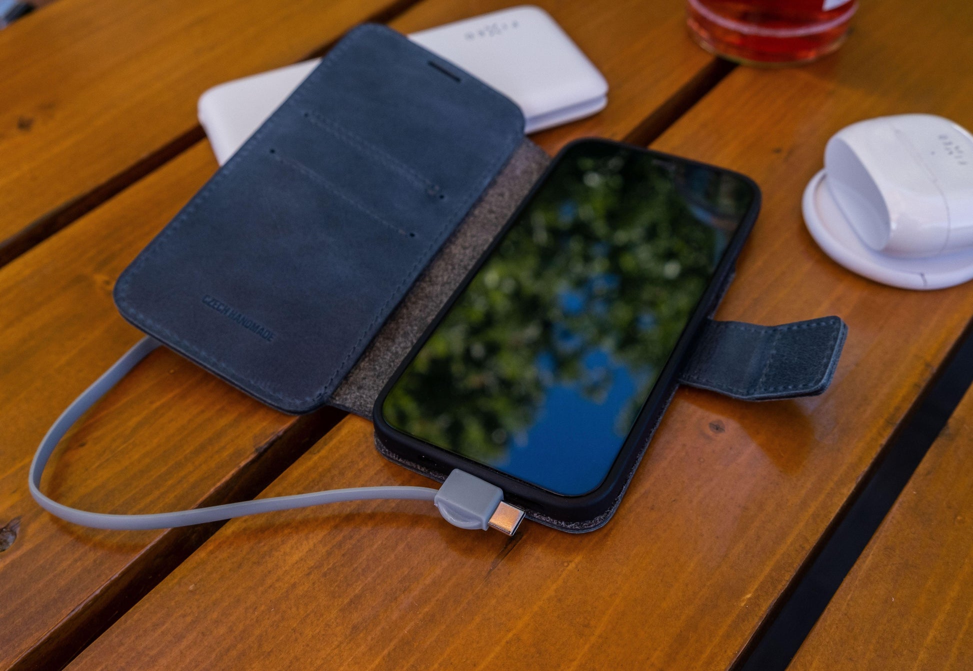 Kožené pouzdro typu kniha FIXED ProFit pro Apple iPhone 13 Pro, modré - FIXED