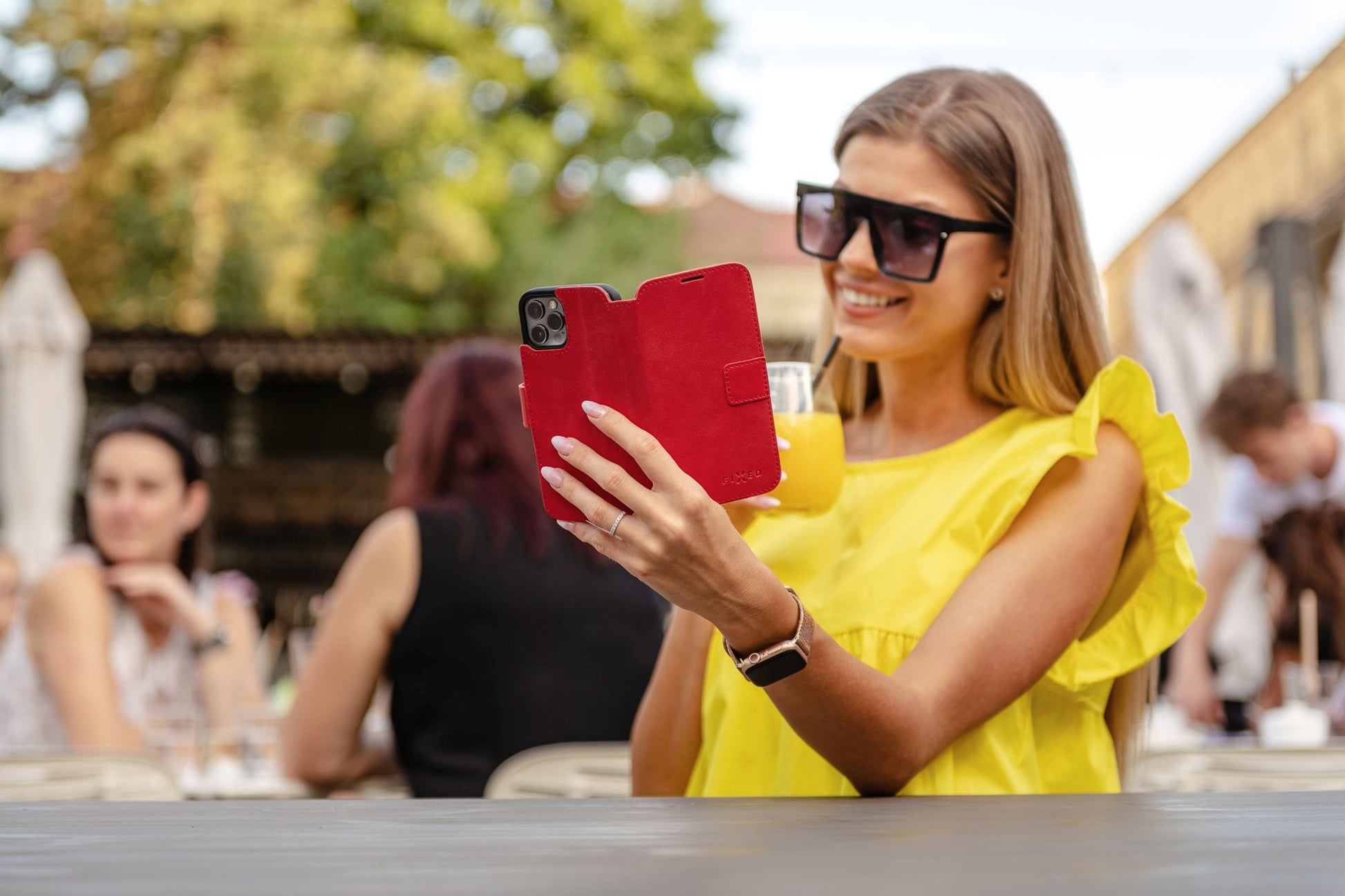 Kožené pouzdro typu kniha FIXED ProFit pro Apple iPhone 13 Pro, červené - FIXED