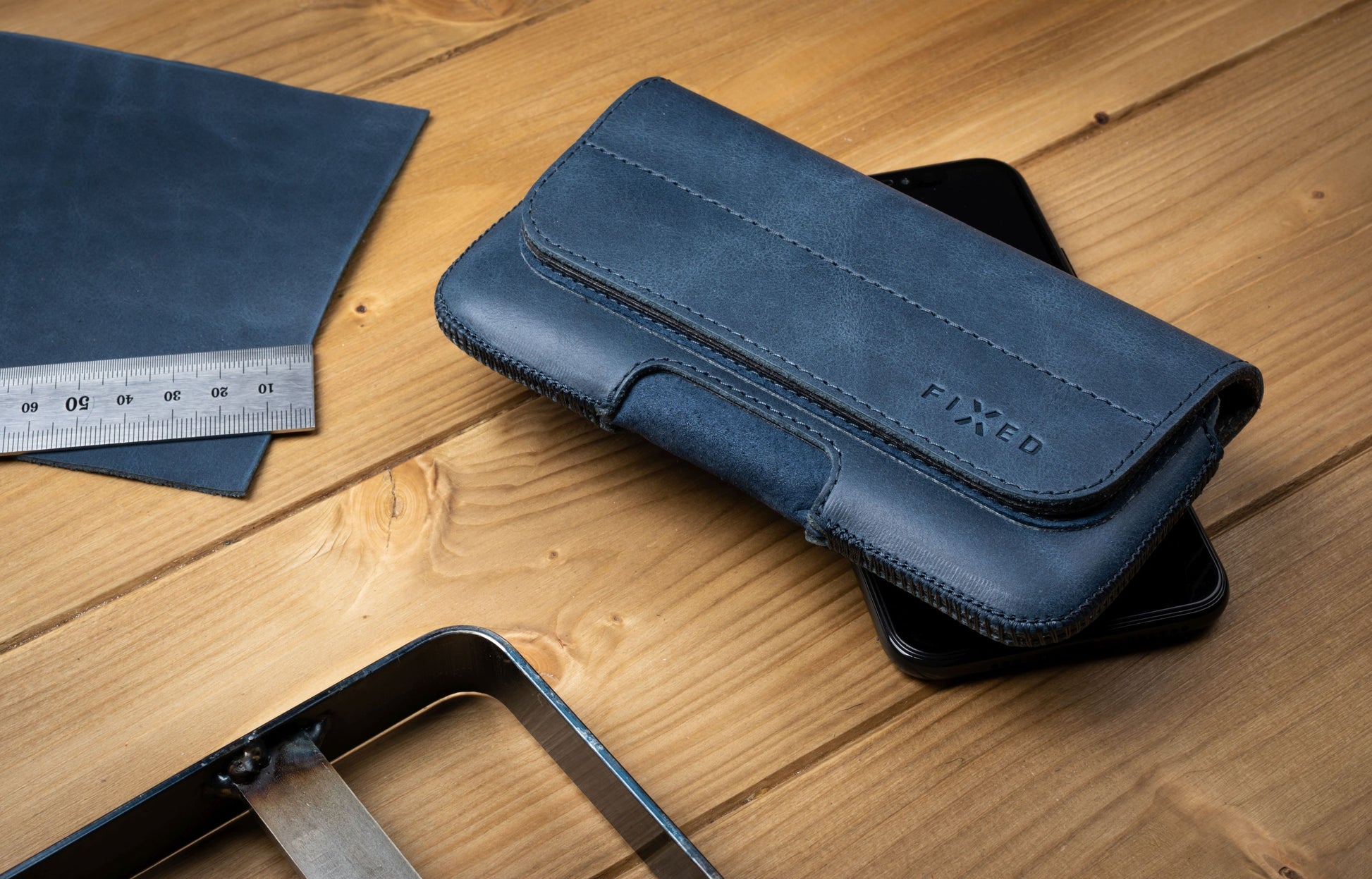 Horizontální kožené pouzdro FIXED Posh se zavíráním, velikost 4XL+, modré - FIXED