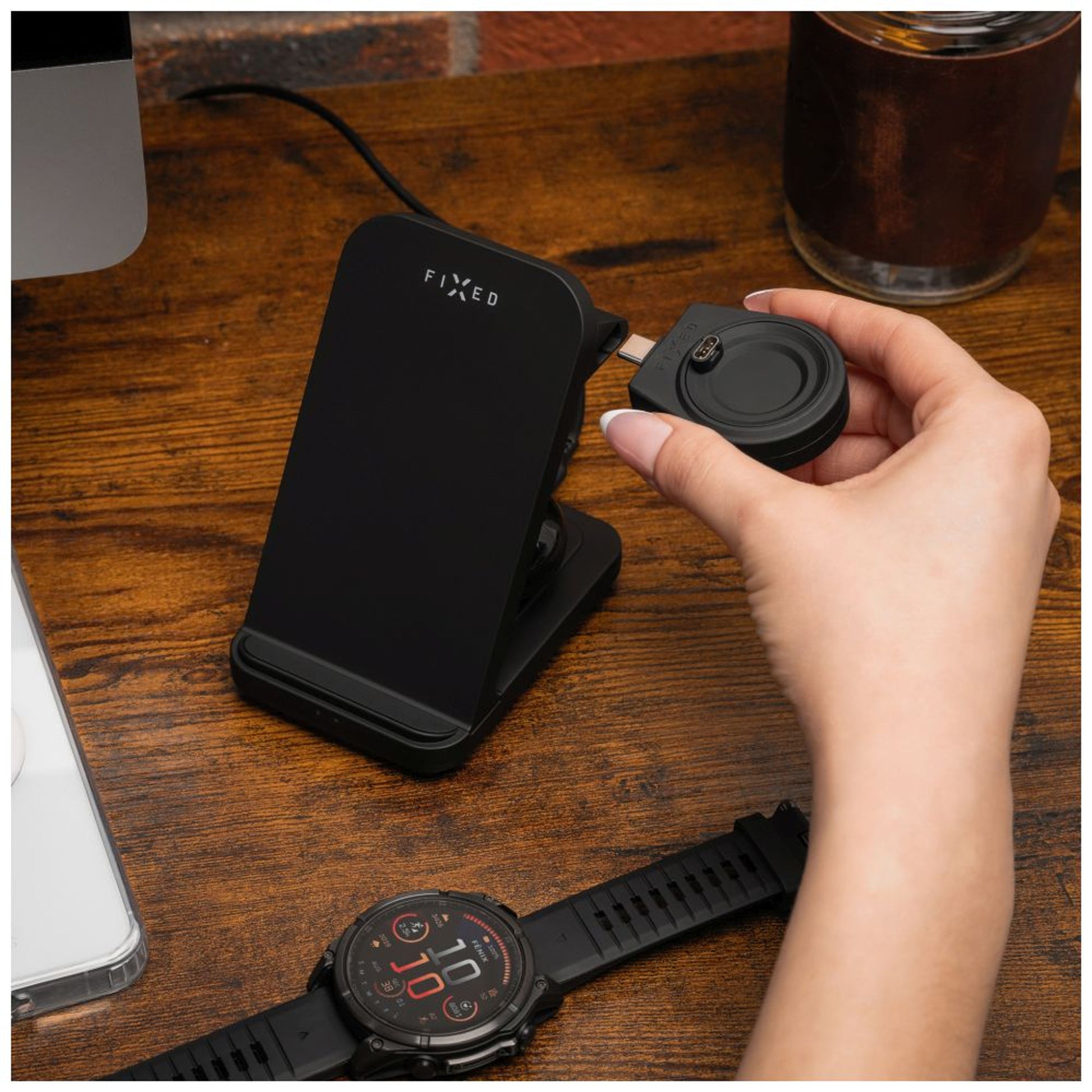 Stojánek FIXED Powerstation pro Garmin s bezdrátovým nabíjením až pro 3 zařízení, 15W+5W+2.5W, černý - FIXED
