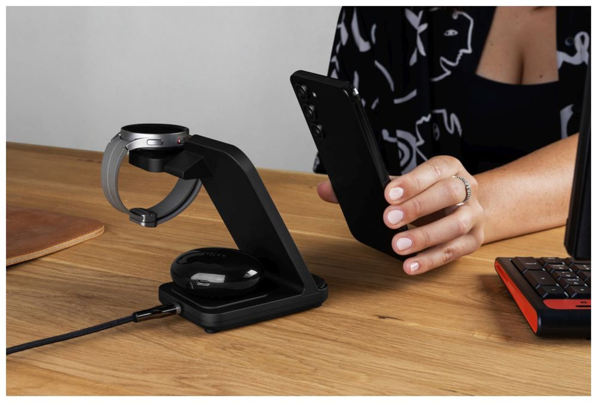 Stojánek FIXED Powerstation pro Samsung s bezdrátovým nabíjením až pro 3 zařízení, 15W+5W+2.5W, černý - FIXED