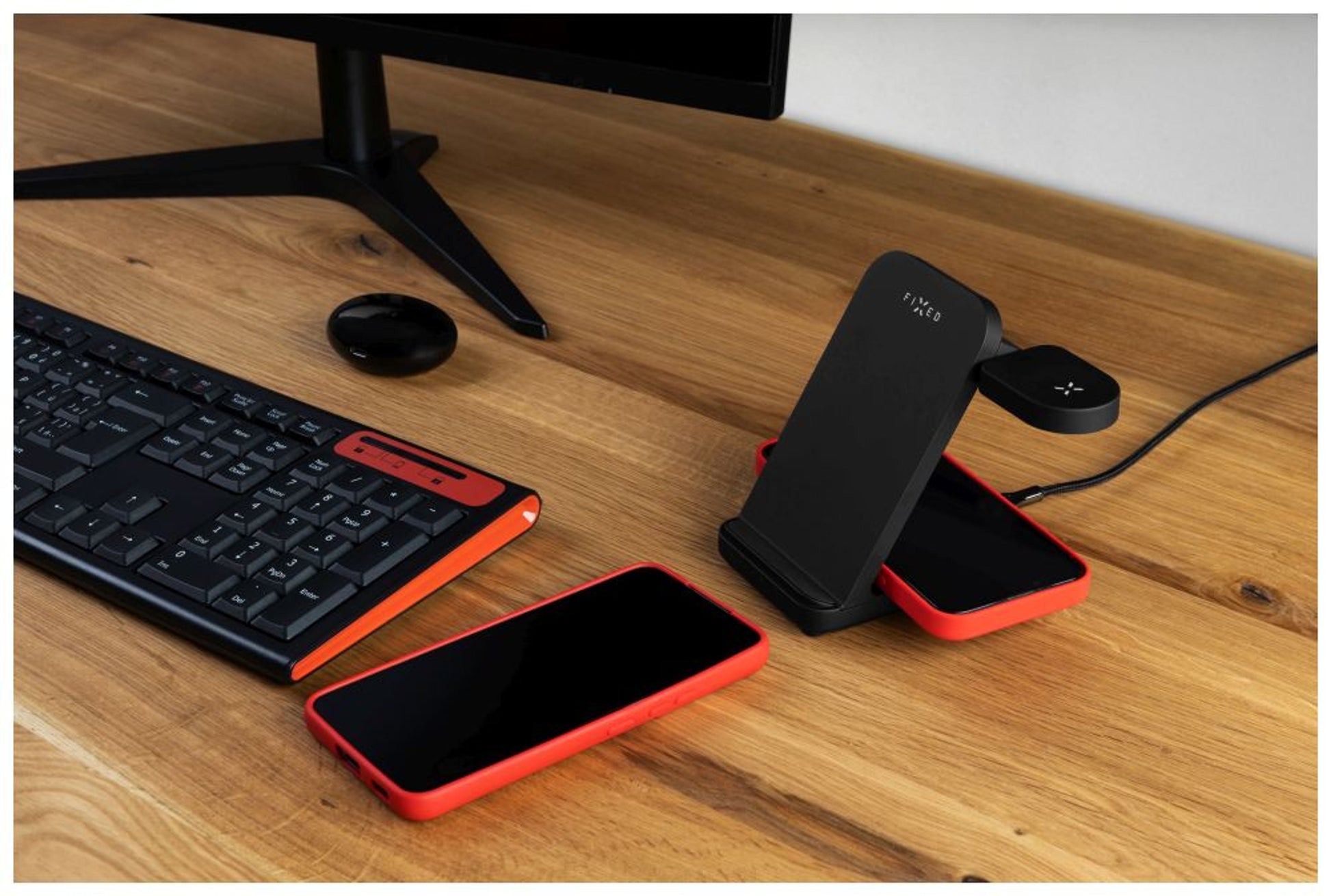 Stojánek FIXED Powerstation pro Samsung s bezdrátovým nabíjením až pro 3 zařízení, 15W+5W+2.5W, černý - FIXED