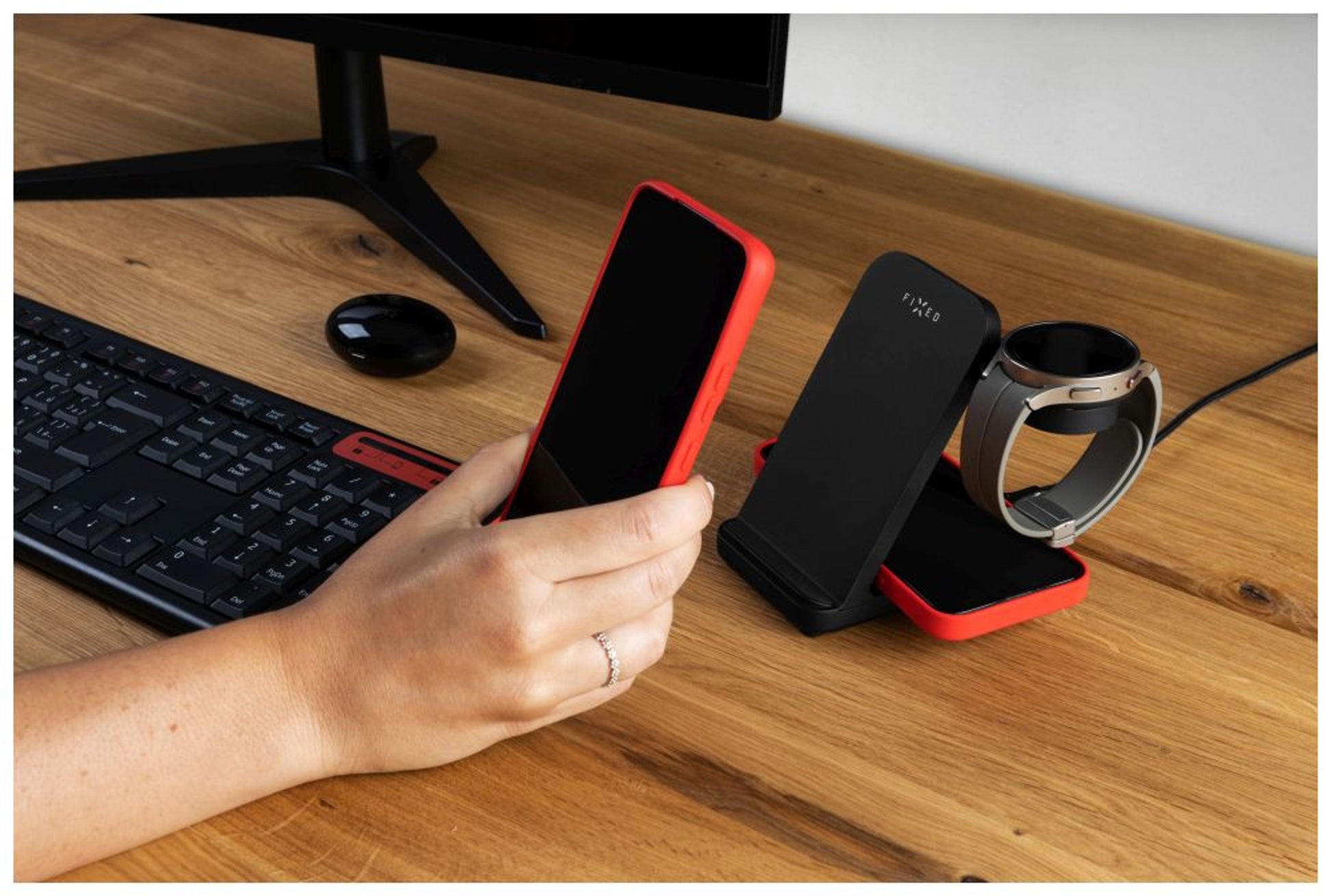 Stojánek FIXED Powerstation pro Samsung s bezdrátovým nabíjením až pro 3 zařízení, 15W+5W+2.5W, černý - FIXED