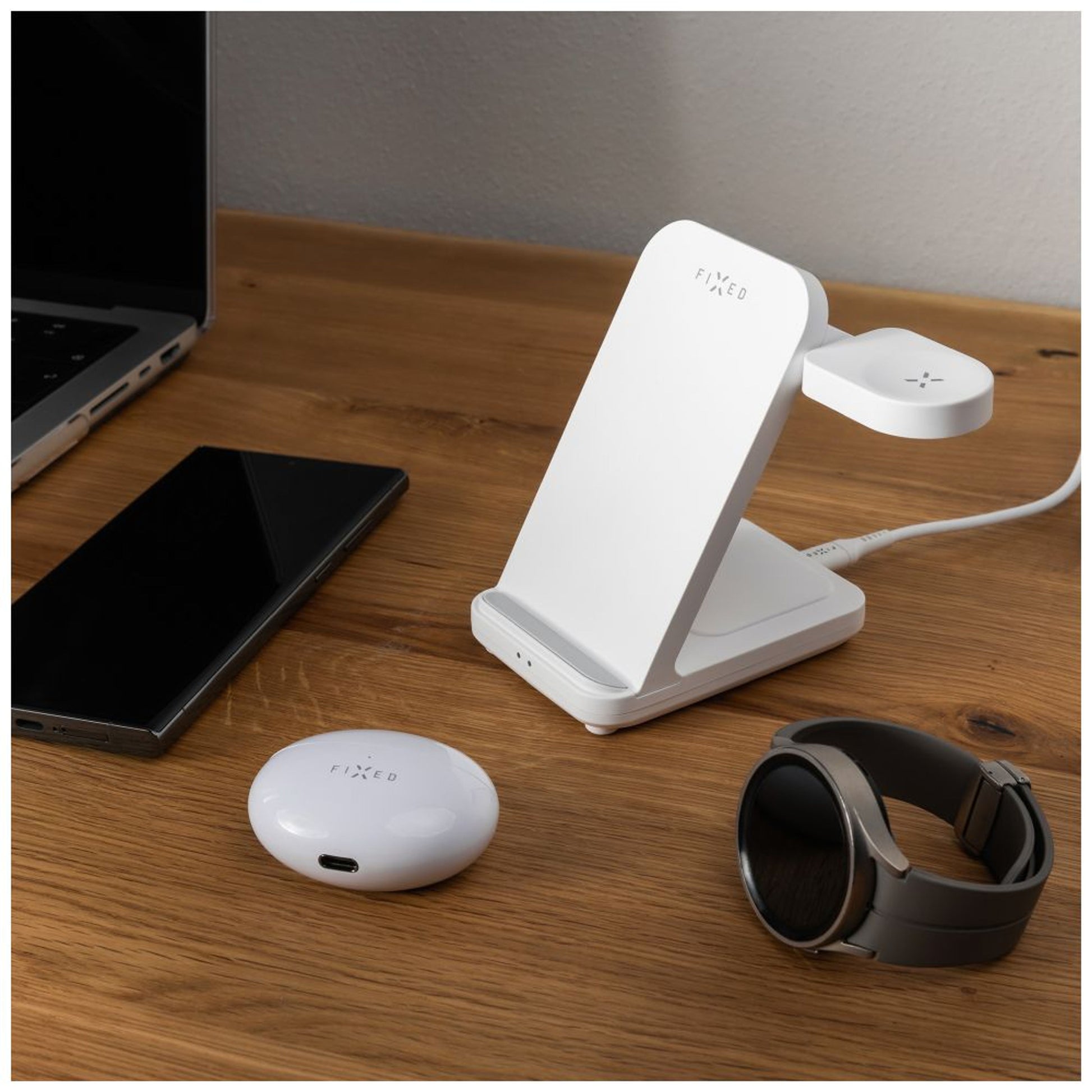 Stojánek FIXED Powerstation pro Samsung s bezdrátovým nabíjením až pro 3 zařízení, 15W+5W+2.5W, bílý - FIXED