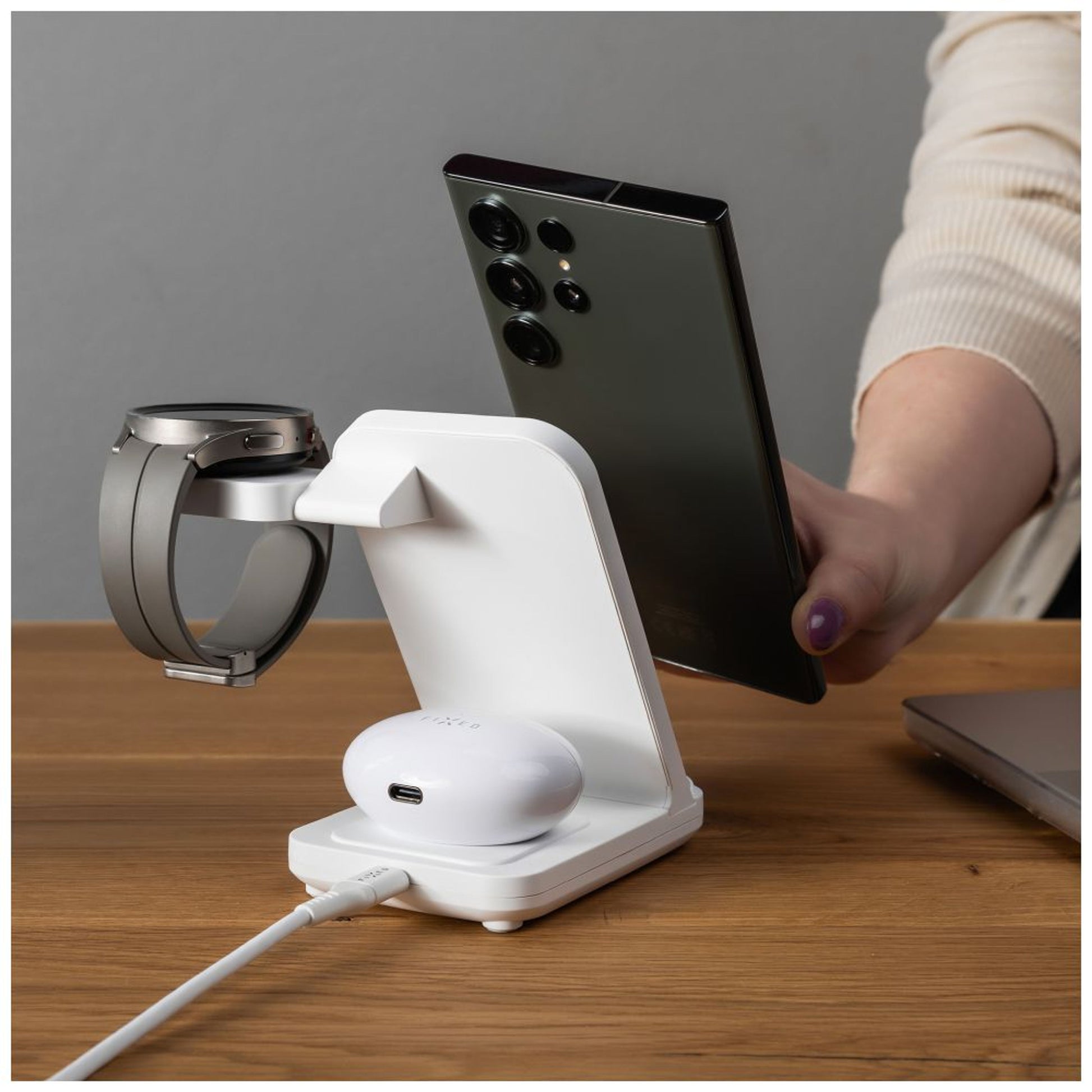 Stojánek FIXED Powerstation pro Samsung s bezdrátovým nabíjením až pro 3 zařízení, 15W+5W+2.5W, bílý - FIXED