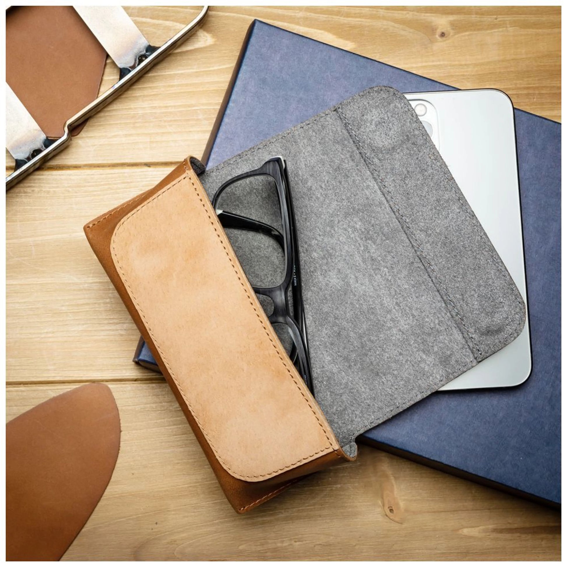 Pouzdro na brýle FIXED Case for Glasses s kapsou pro smart tracker, modré - FIXED