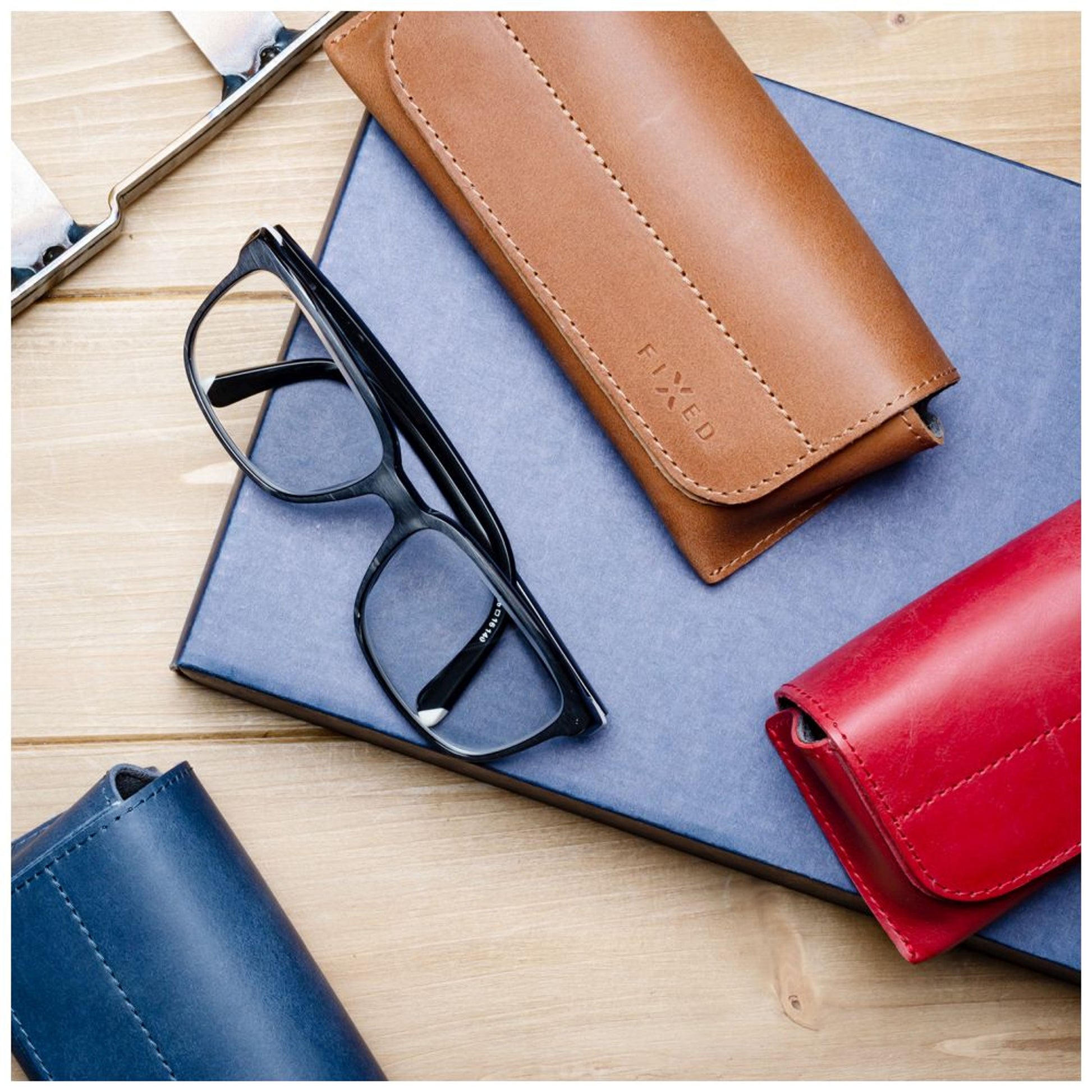 Pouzdro na brýle FIXED Case for Glasses s kapsou pro smart tracker, červené - FIXED