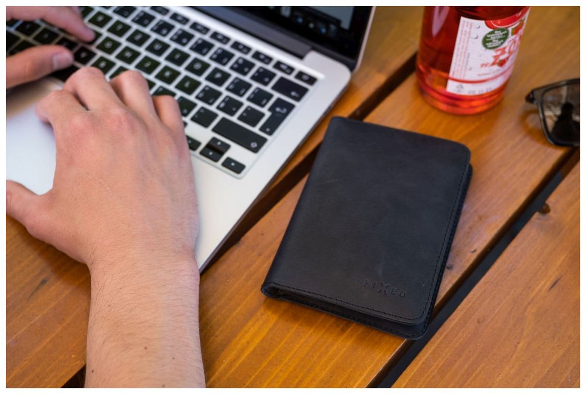 Kožená peněženka FIXED Passport, velikost cestovního pasu, černá - FIXED