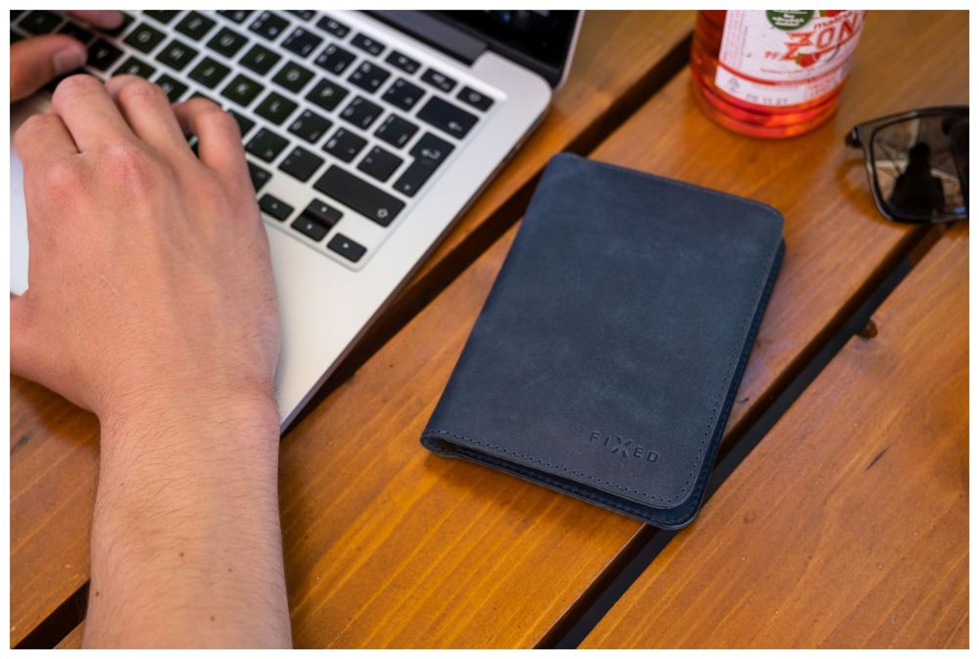 Kožená peněženka FIXED Passport, velikost cestovního pasu, modrá - FIXED