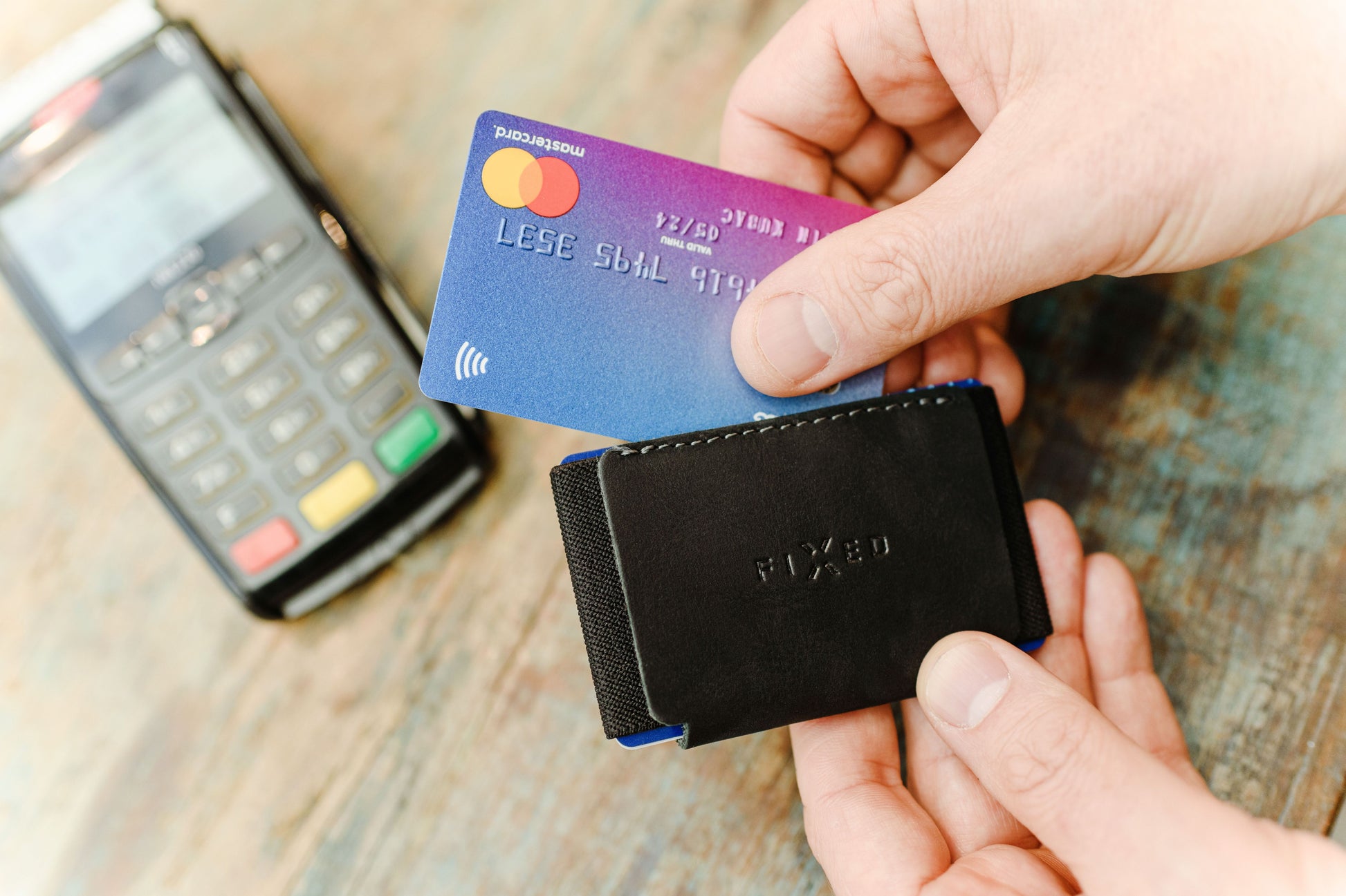 Kožená peněženka FIXED Tiny Wallet z pravé hovězí kůže, černá - FIXED