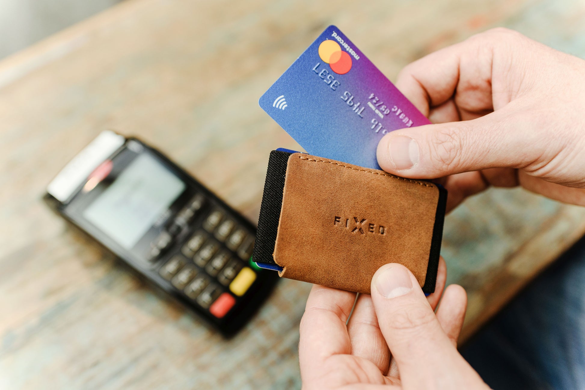 Kožená peněženka FIXED Tiny Wallet z pravé hovězí kůže, hnědá - FIXED
