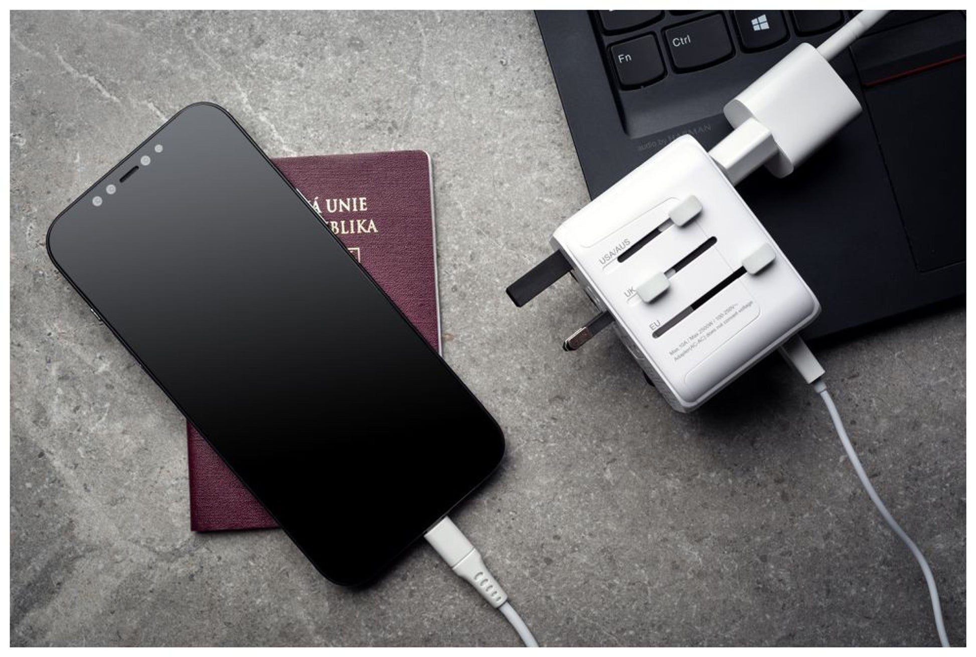 Cestovní adaptér FIXED pro EU, UK a USA/AUS, s 1xUSB-C a 2xUSB výstupem, GaN, PD 30W, bílý,rozbaleno - FIXED